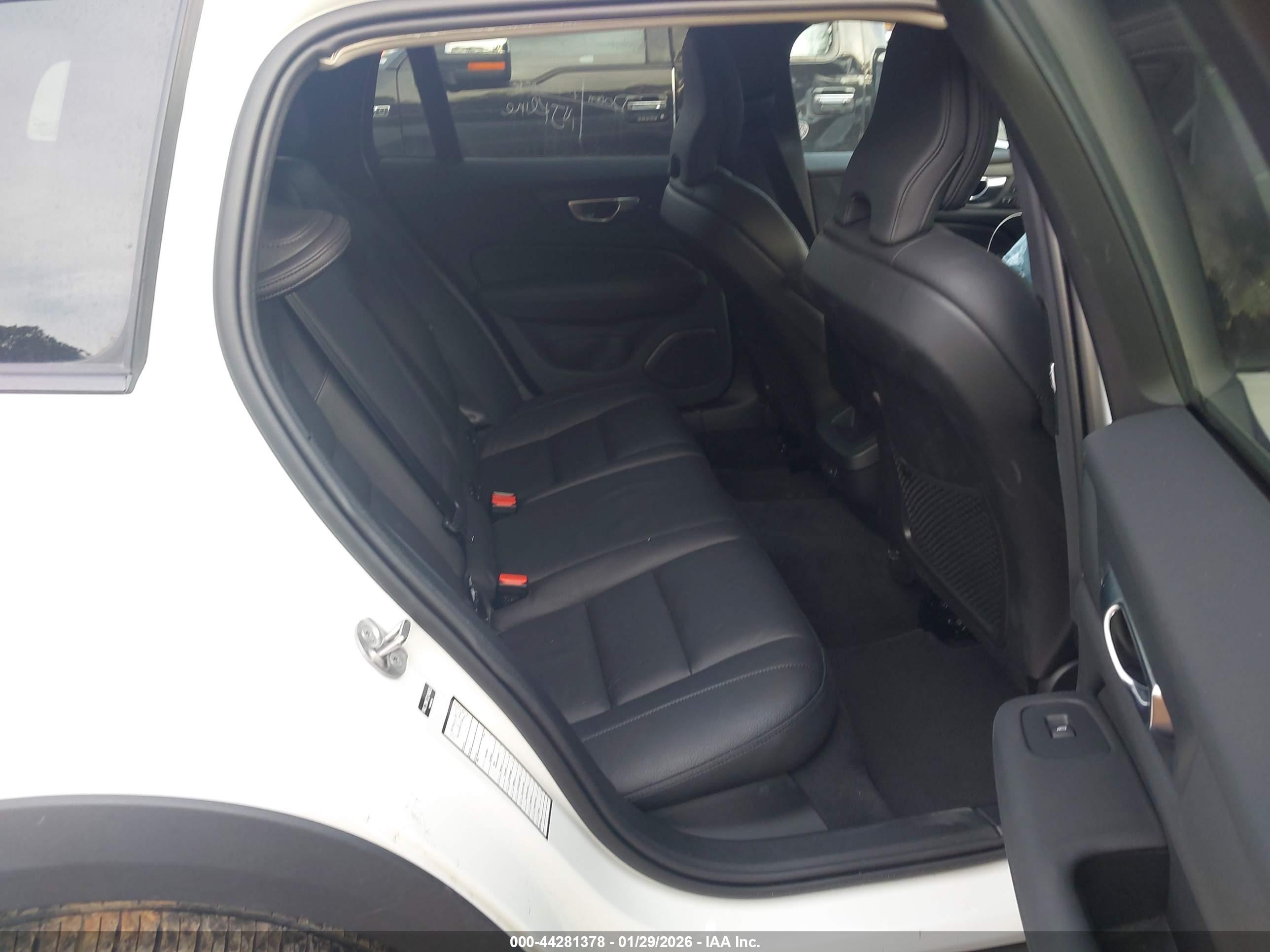 VOLVO V60 image 8