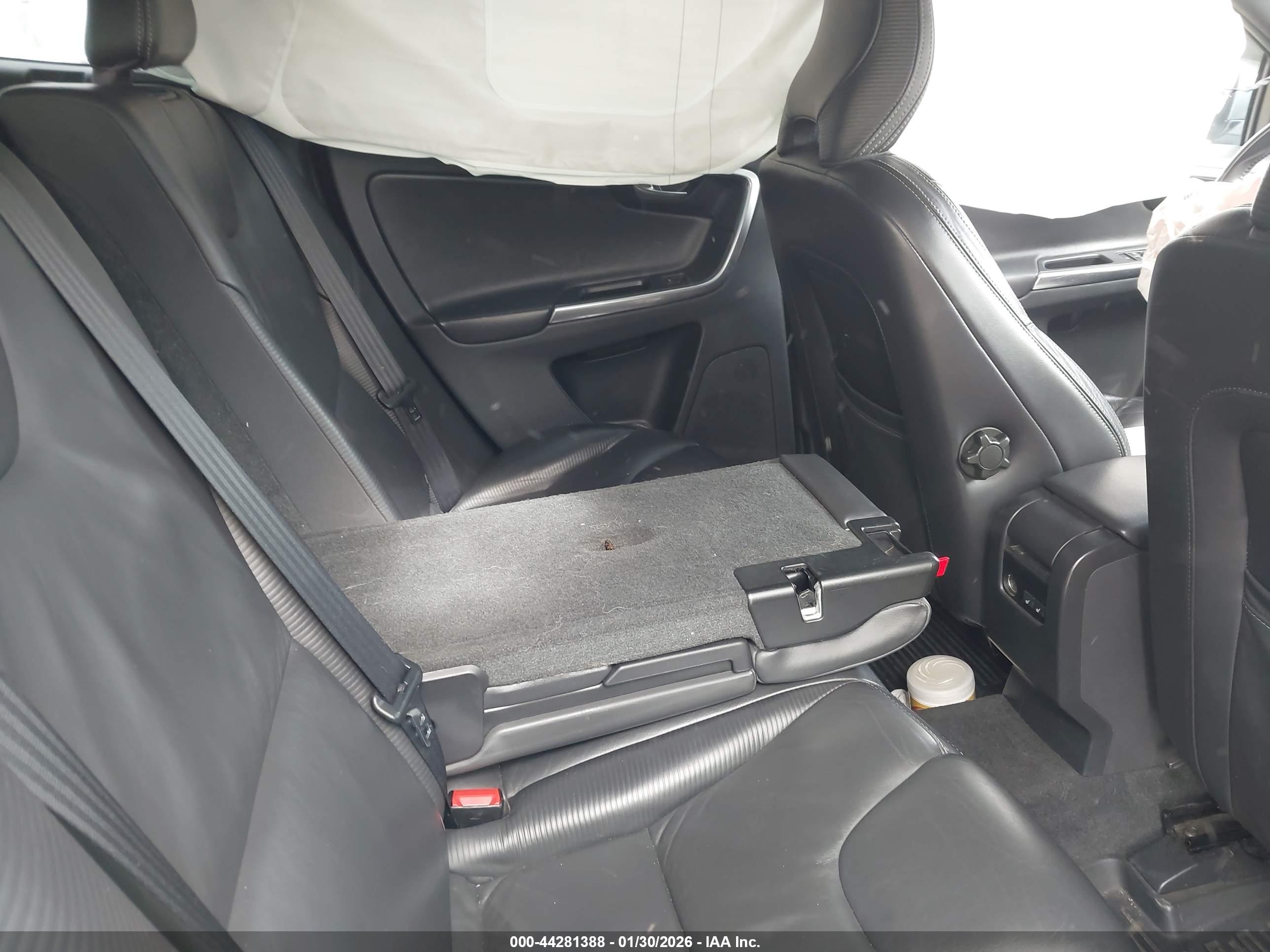 VOLVO XC60 image 8