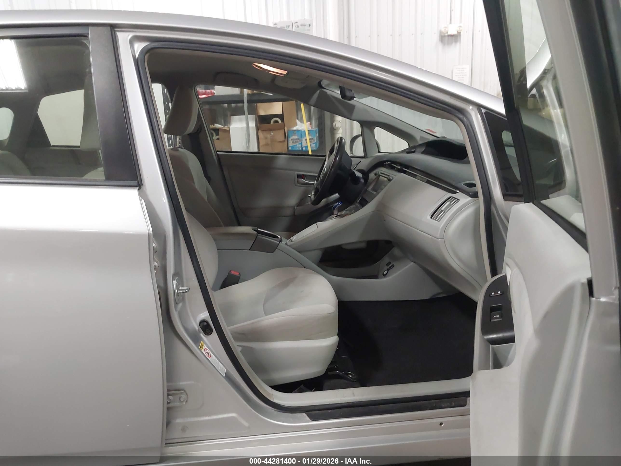 TOYOTA PRIUS image 5