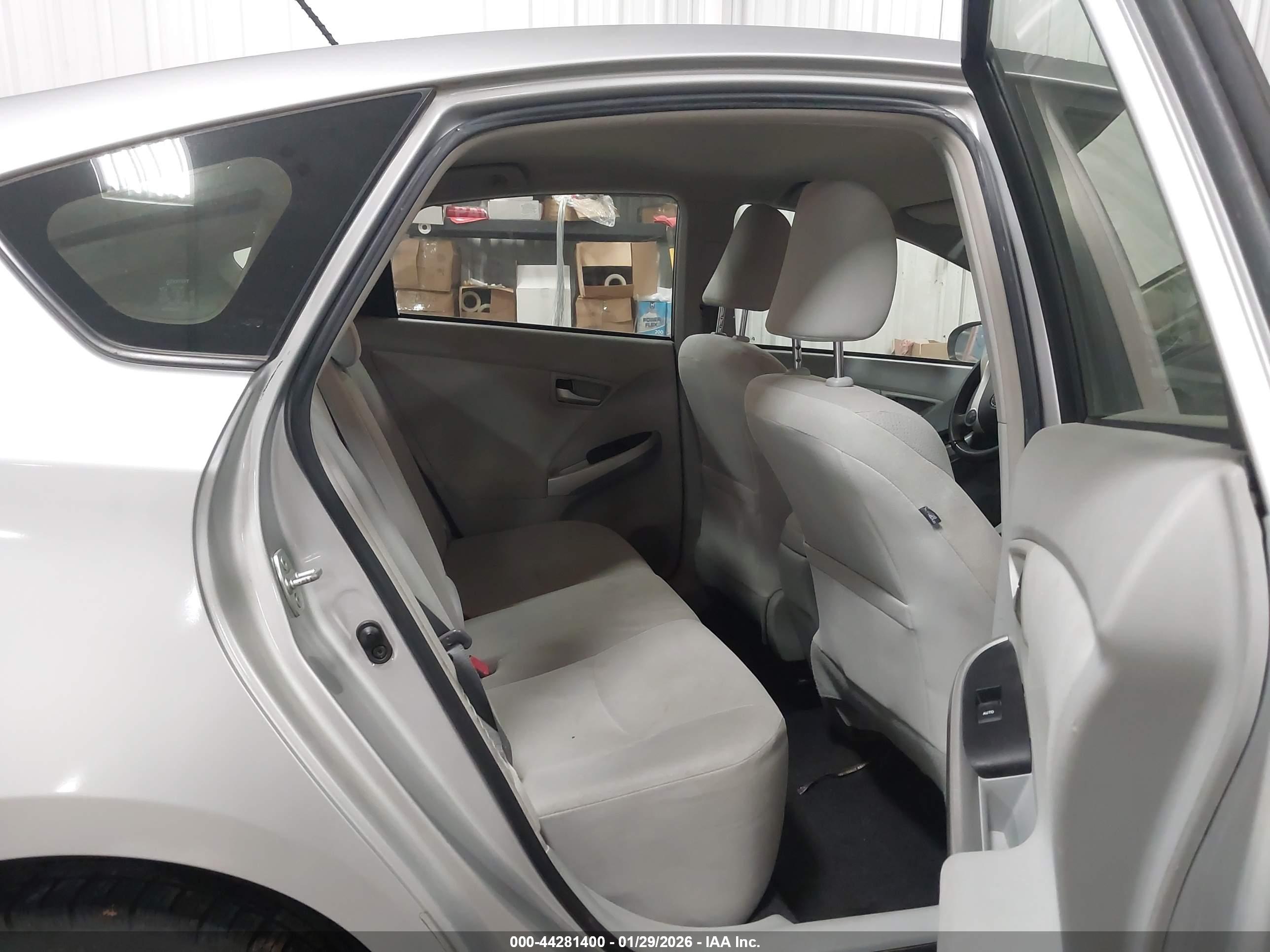 TOYOTA PRIUS image 8