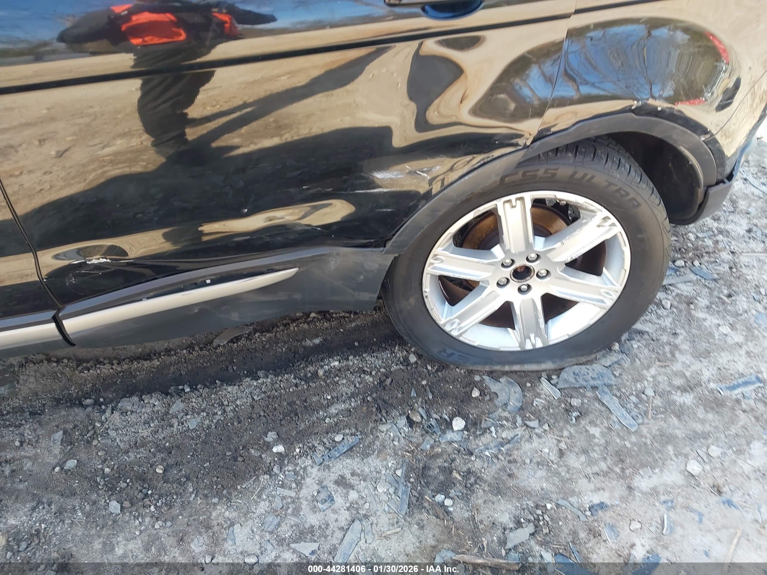 LAND ROVER image 6