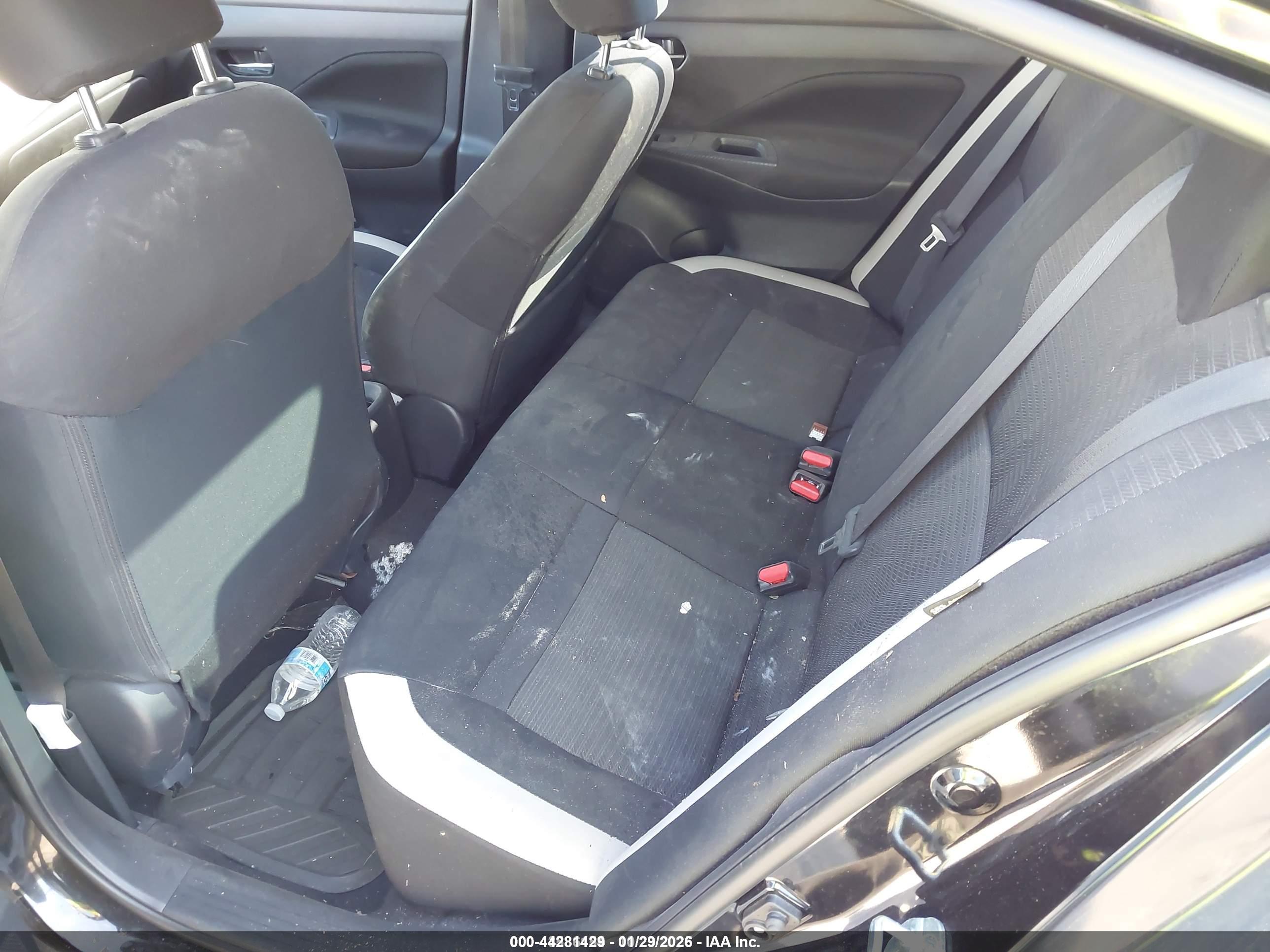 NISSAN VERSA image 8