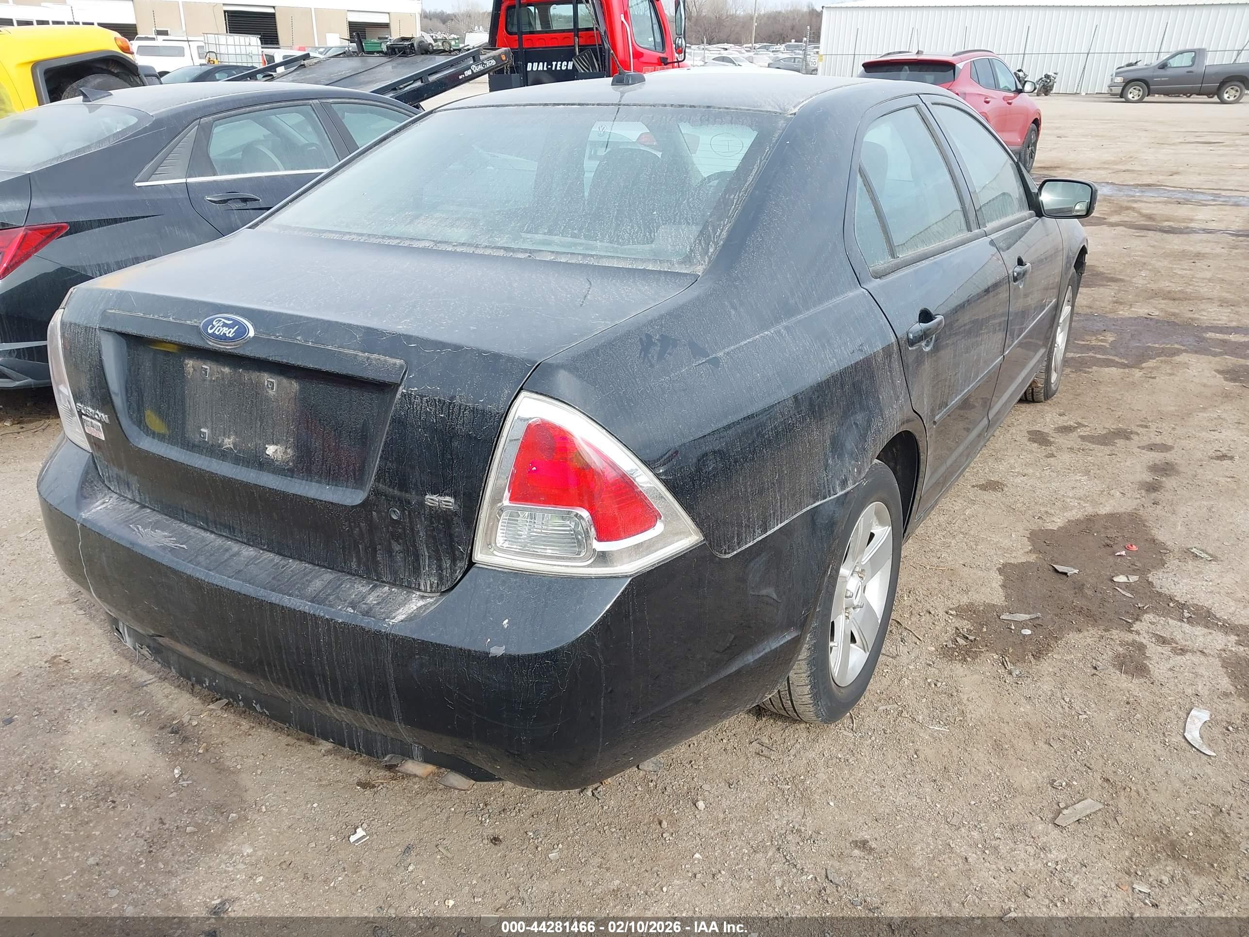 FORD FUSION image 4