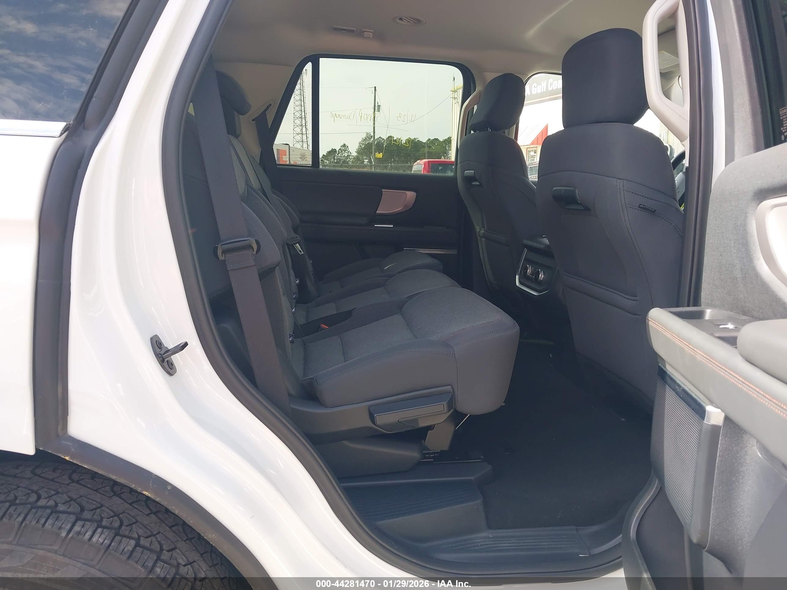 FORD EXPEDITION image 8