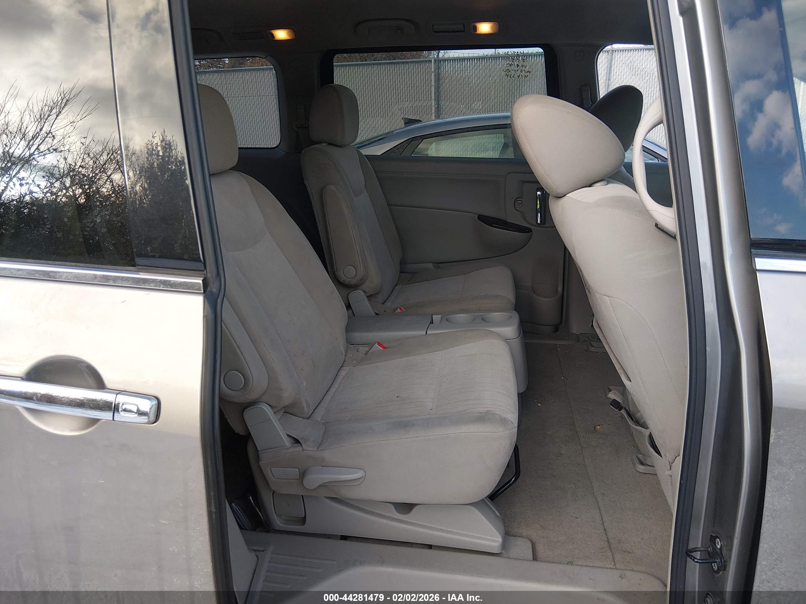NISSAN QUEST image 8
