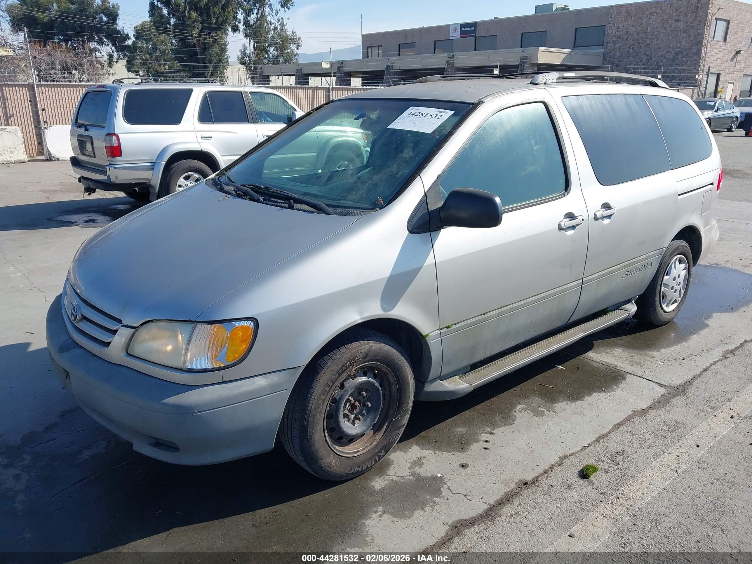 TOYOTA SIENNA image 2