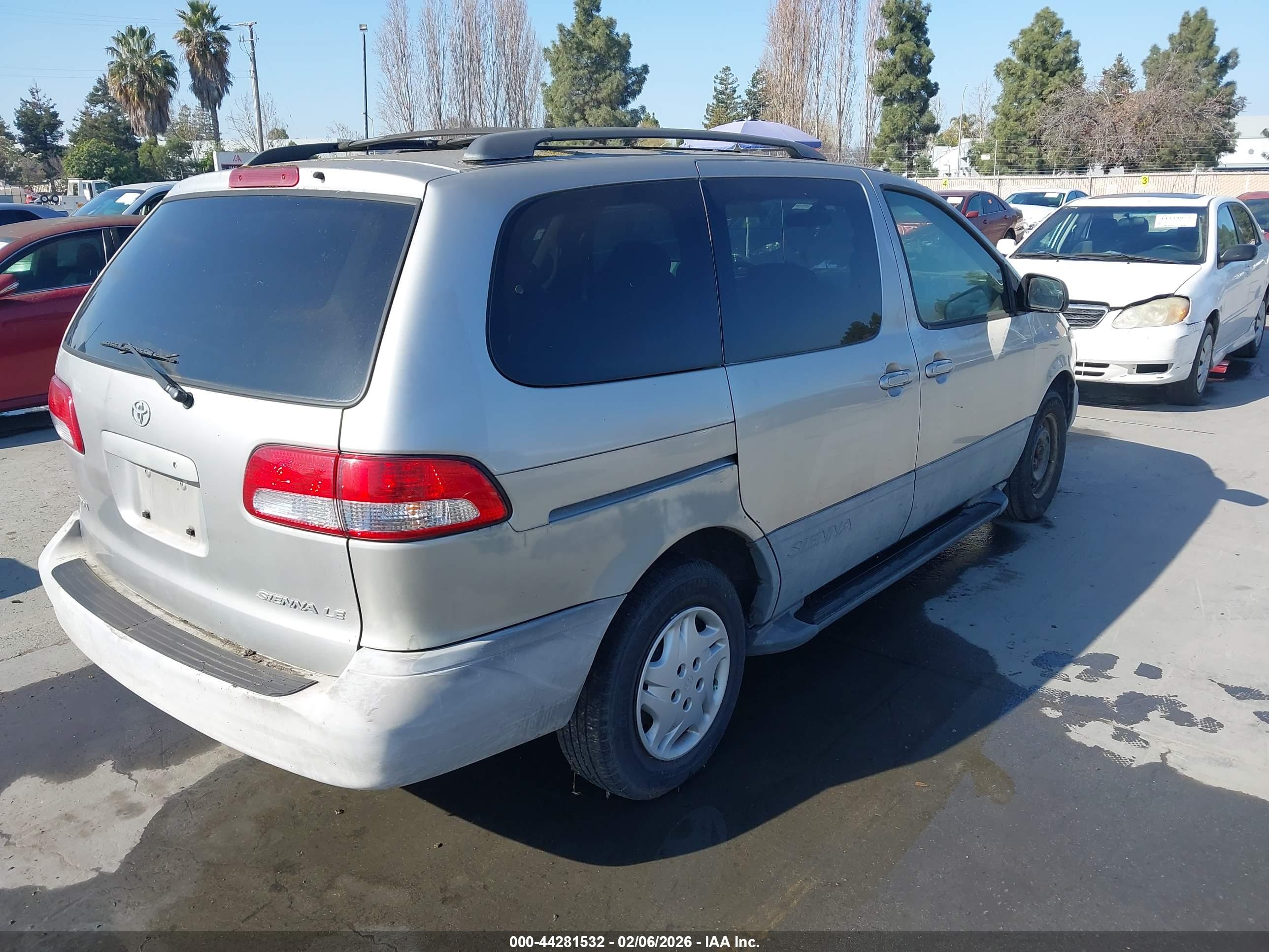 TOYOTA SIENNA image 4