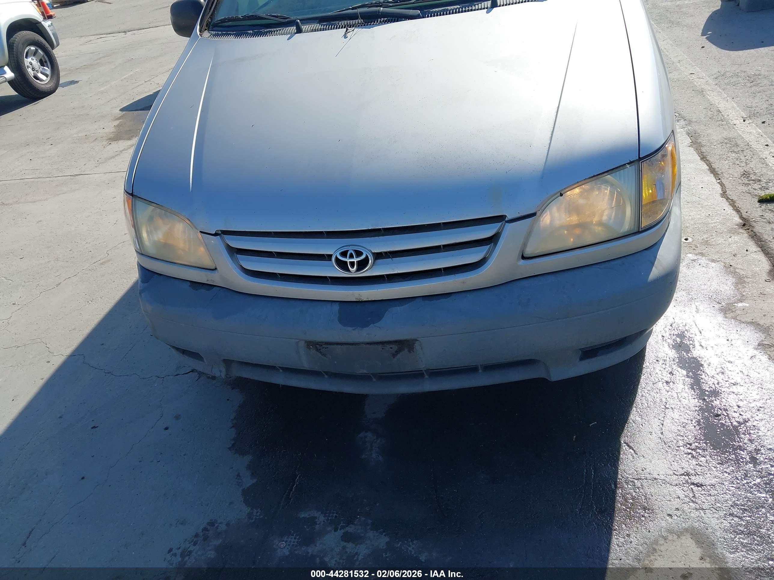 TOYOTA SIENNA image 6