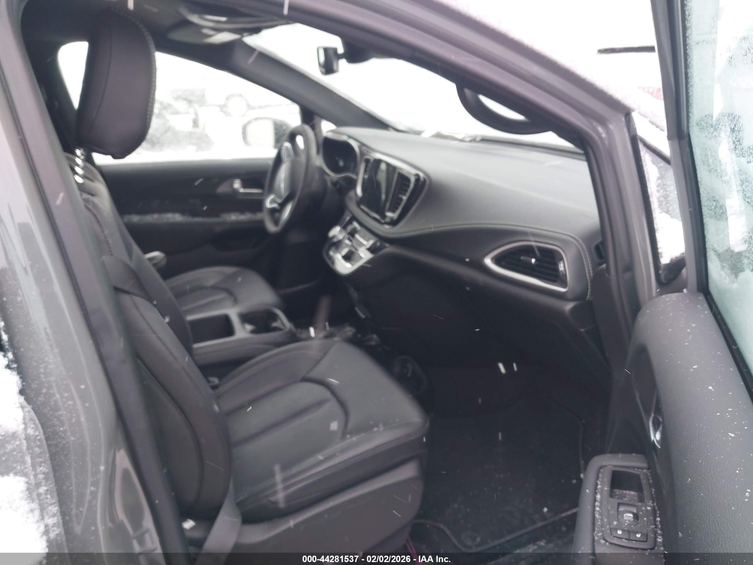 CHRYSLER PACIFICA image 5