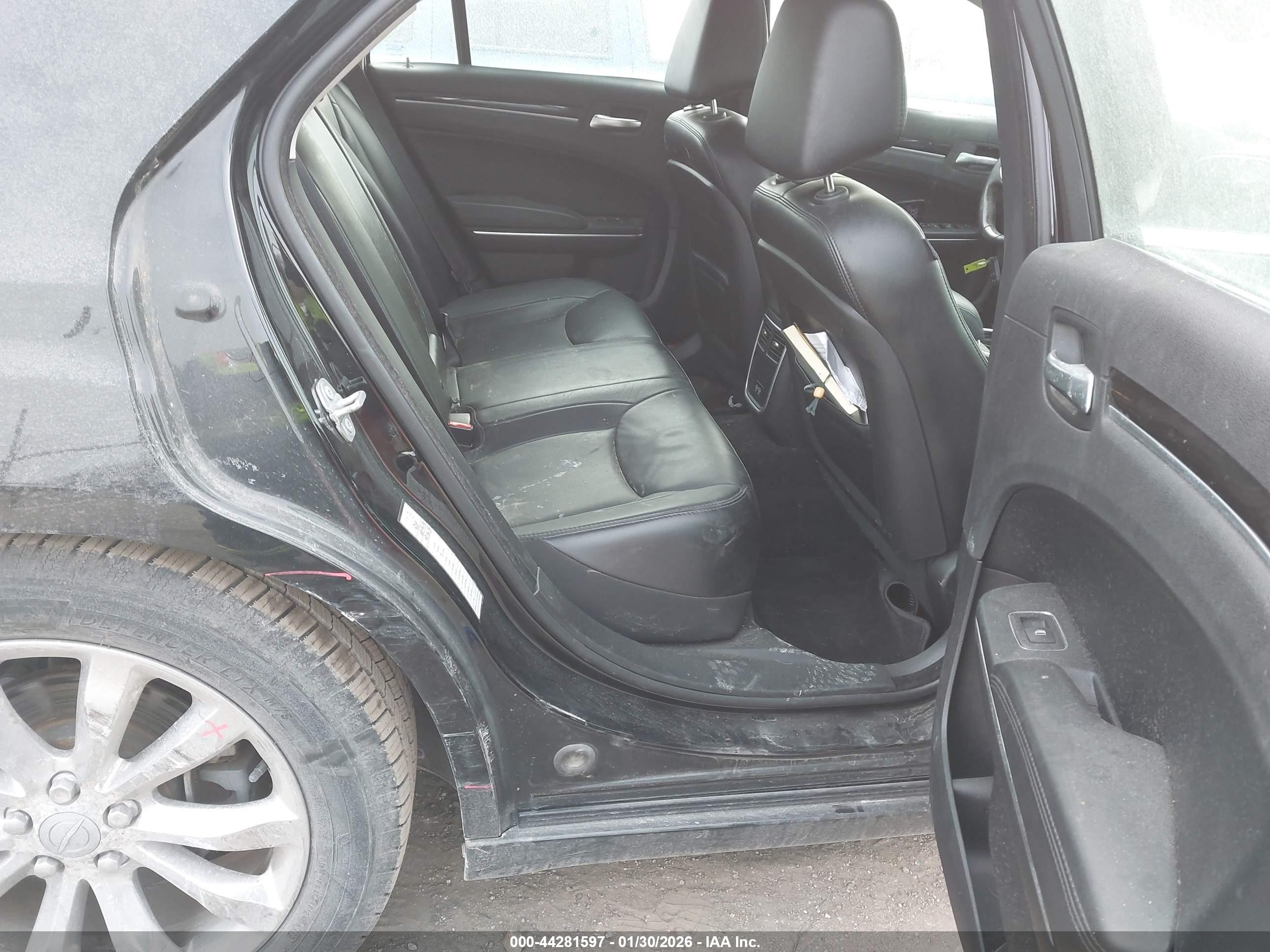 CHRYSLER 300 image 8