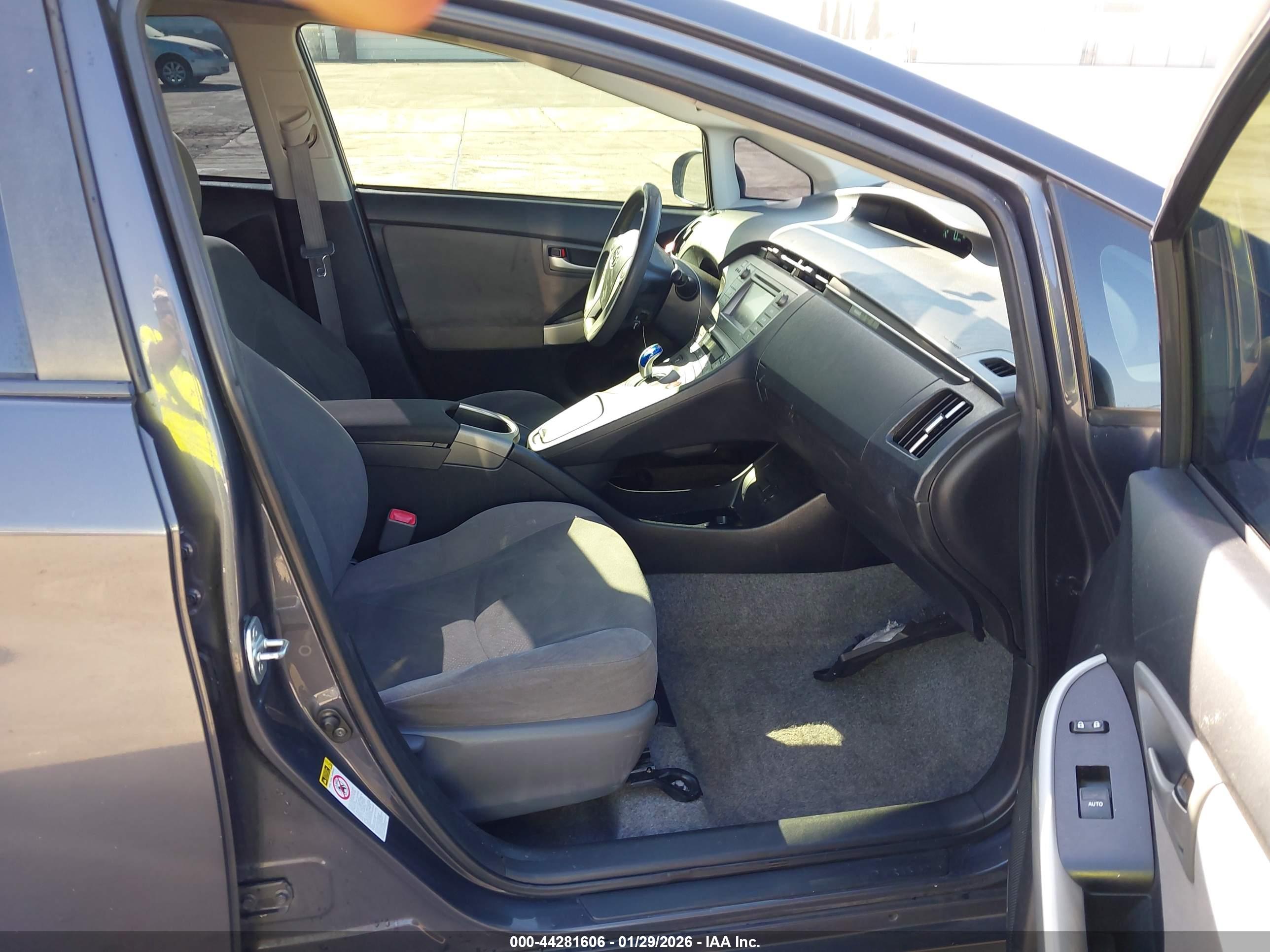 TOYOTA PRIUS image 5