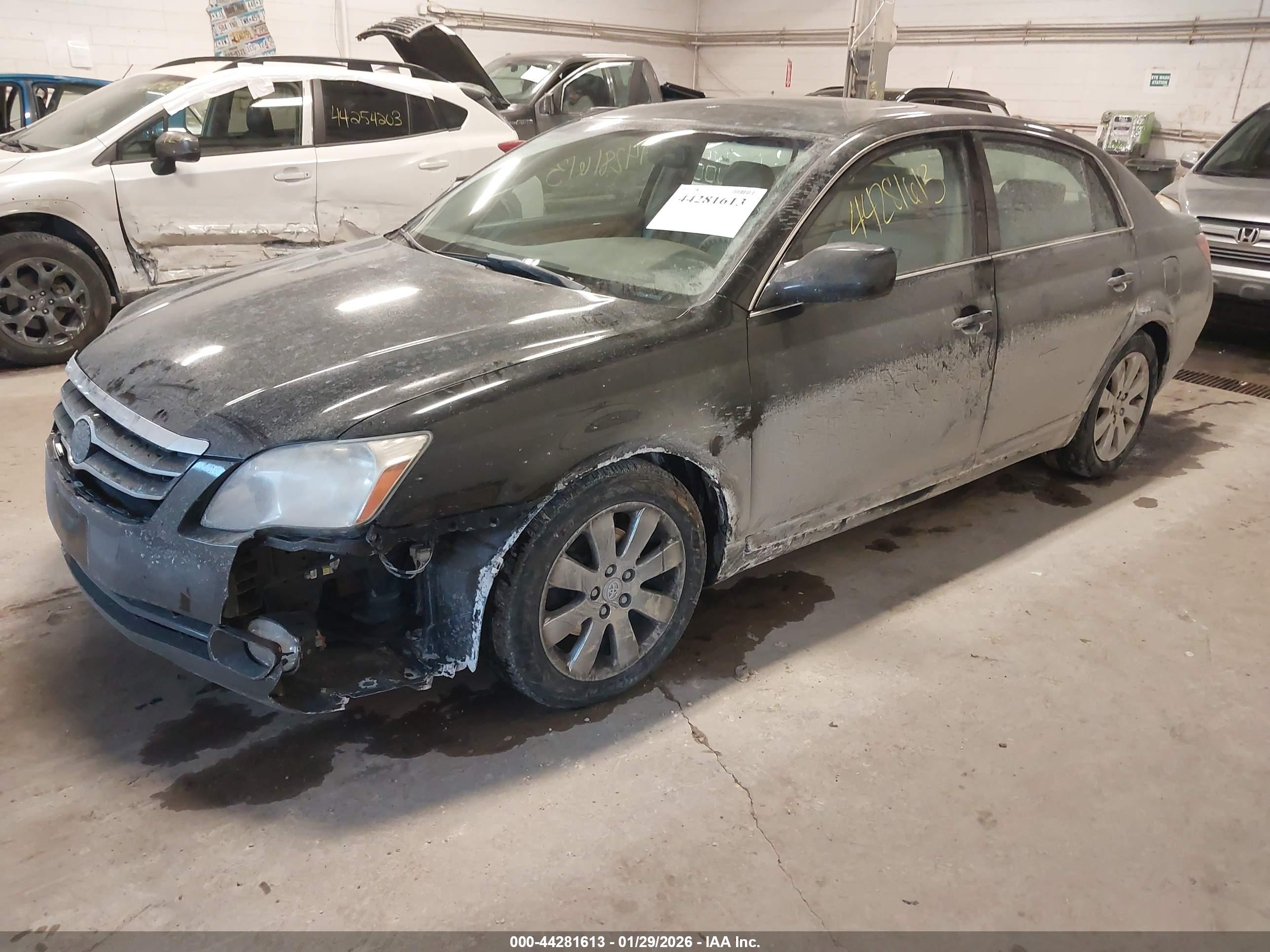 TOYOTA AVALON image 2