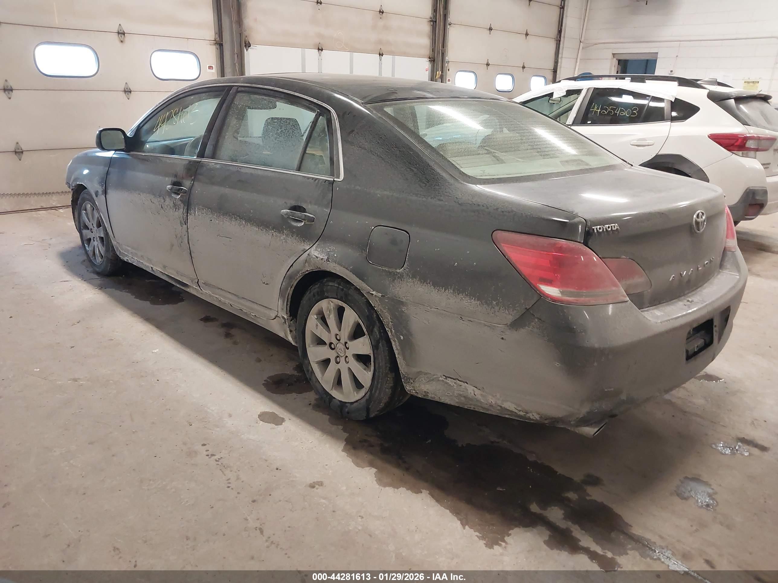 TOYOTA AVALON image 3