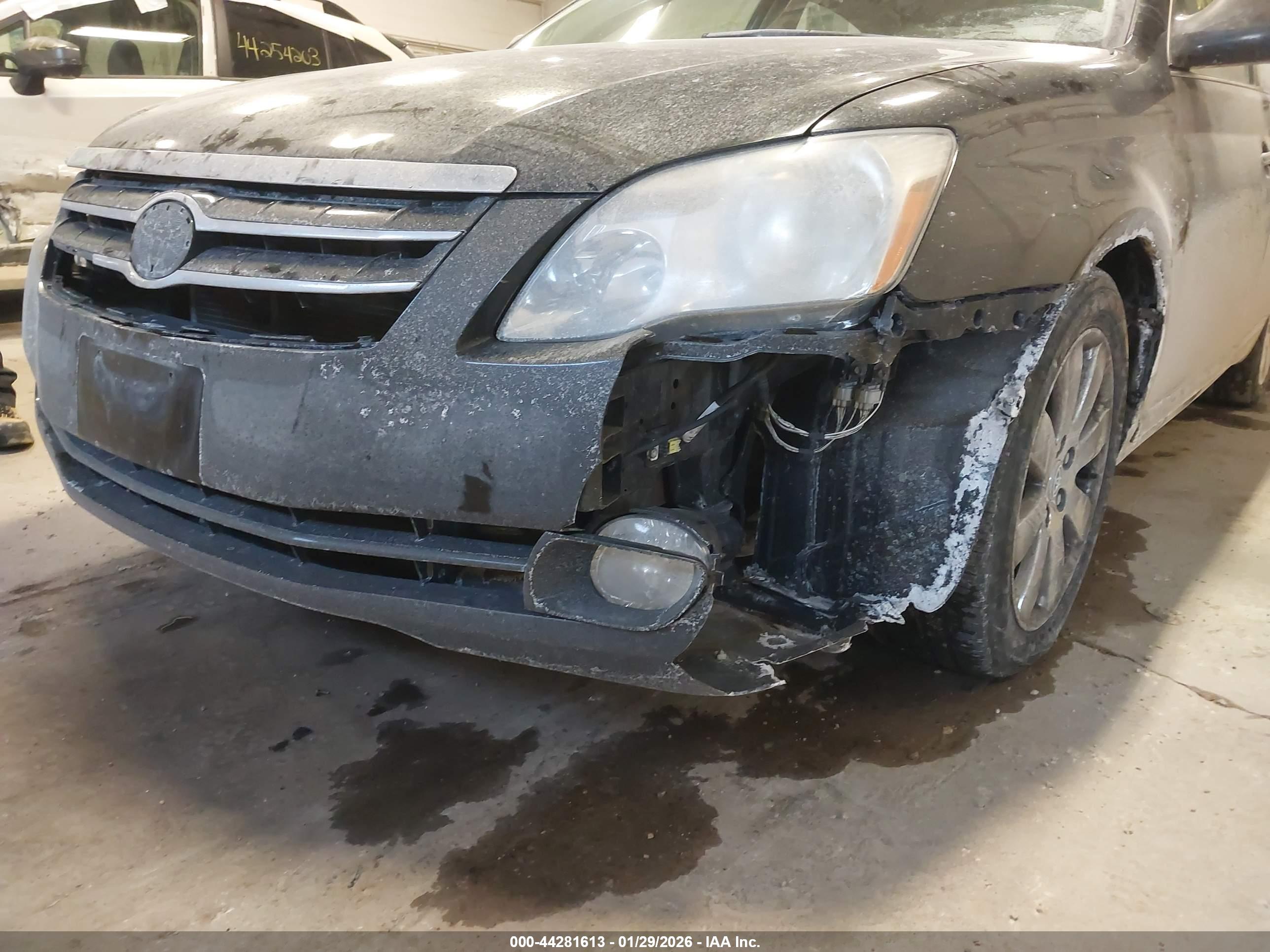 TOYOTA AVALON image 6