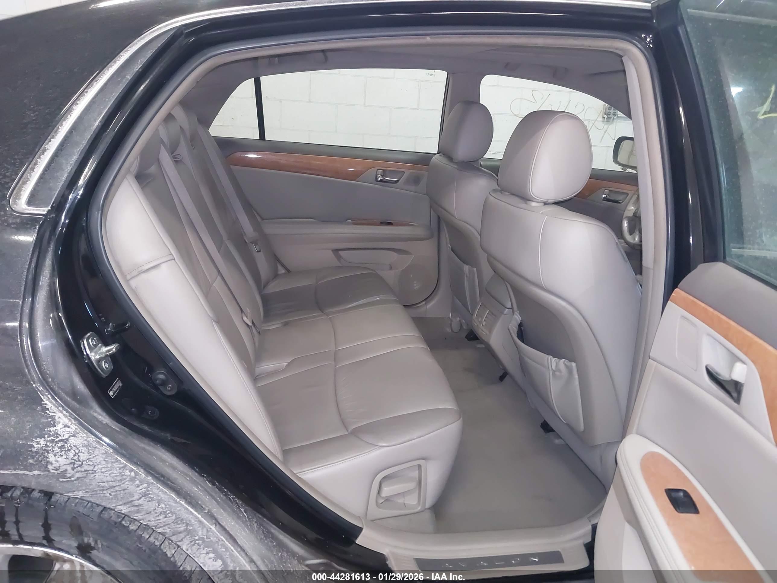 TOYOTA AVALON image 8
