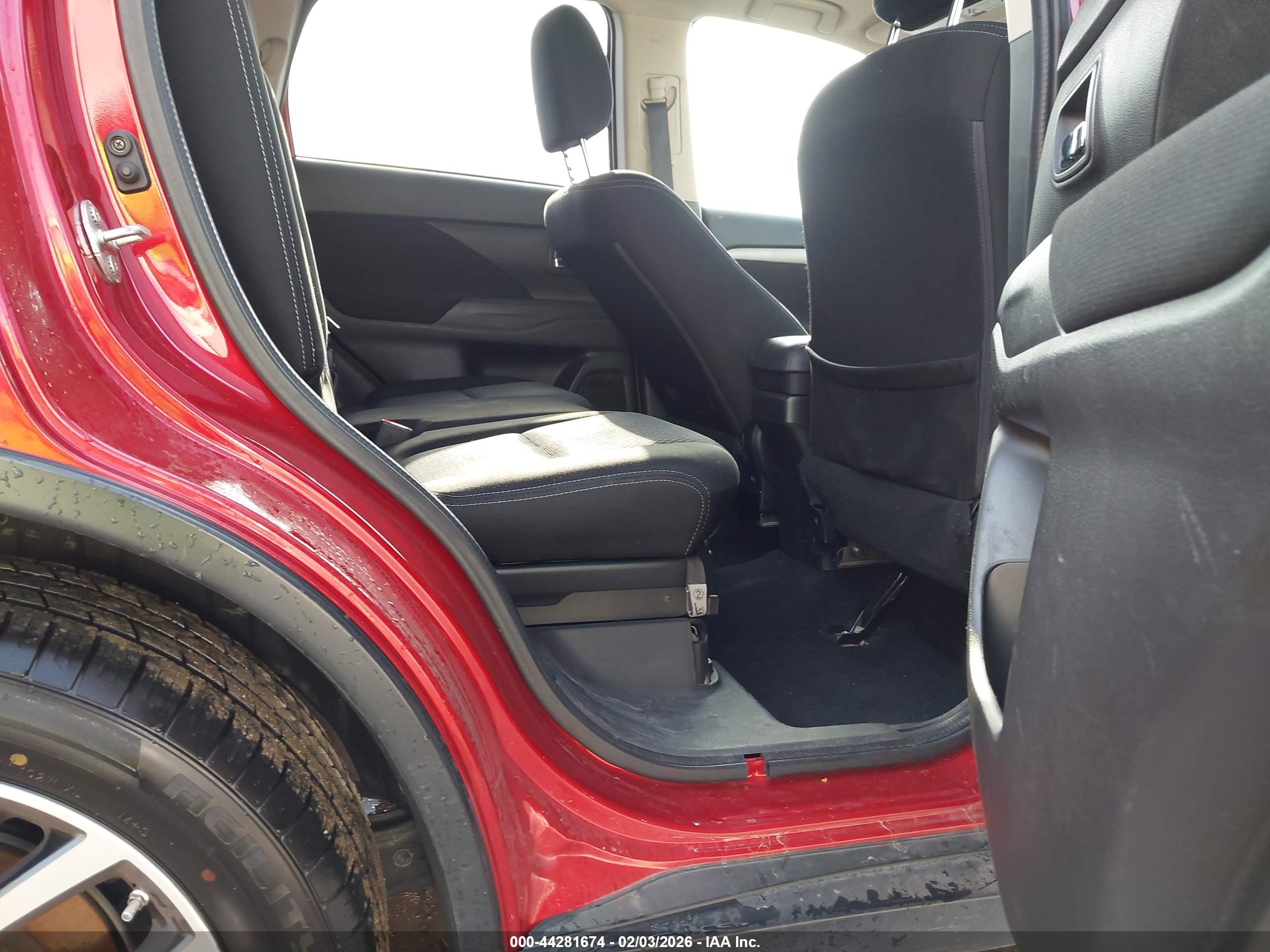 MITSUBISHI OUTLANDER image 8