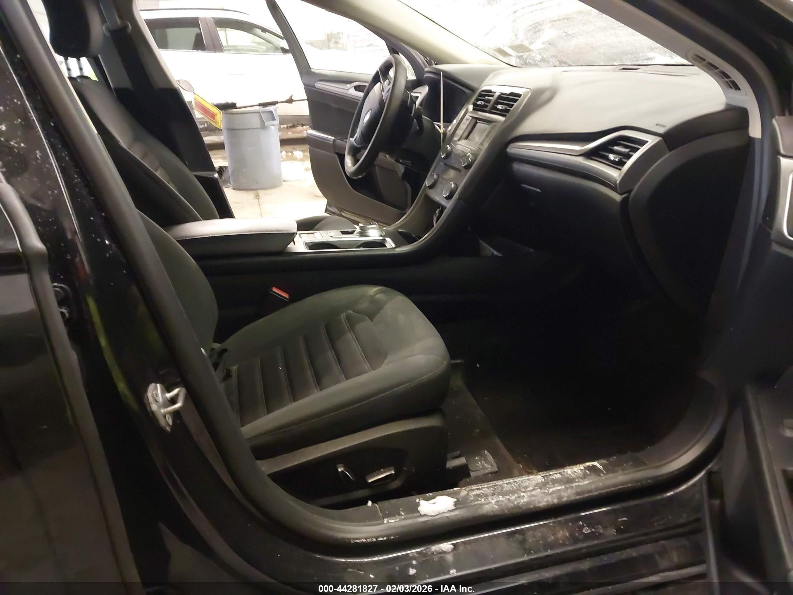 FORD FUSION image 5