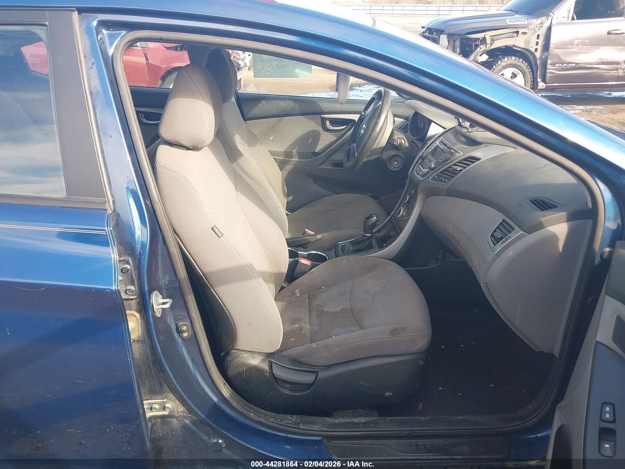 HYUNDAI ELANTRA image 5