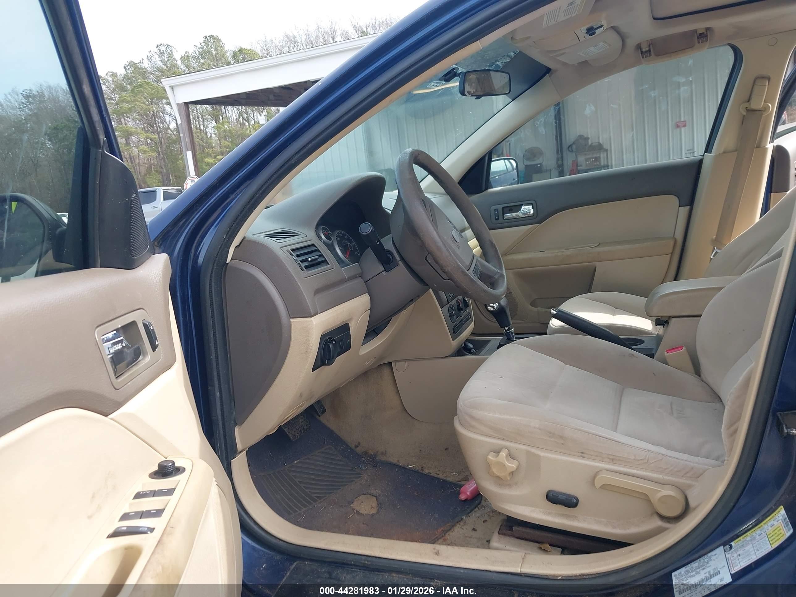 FORD FUSION image 5