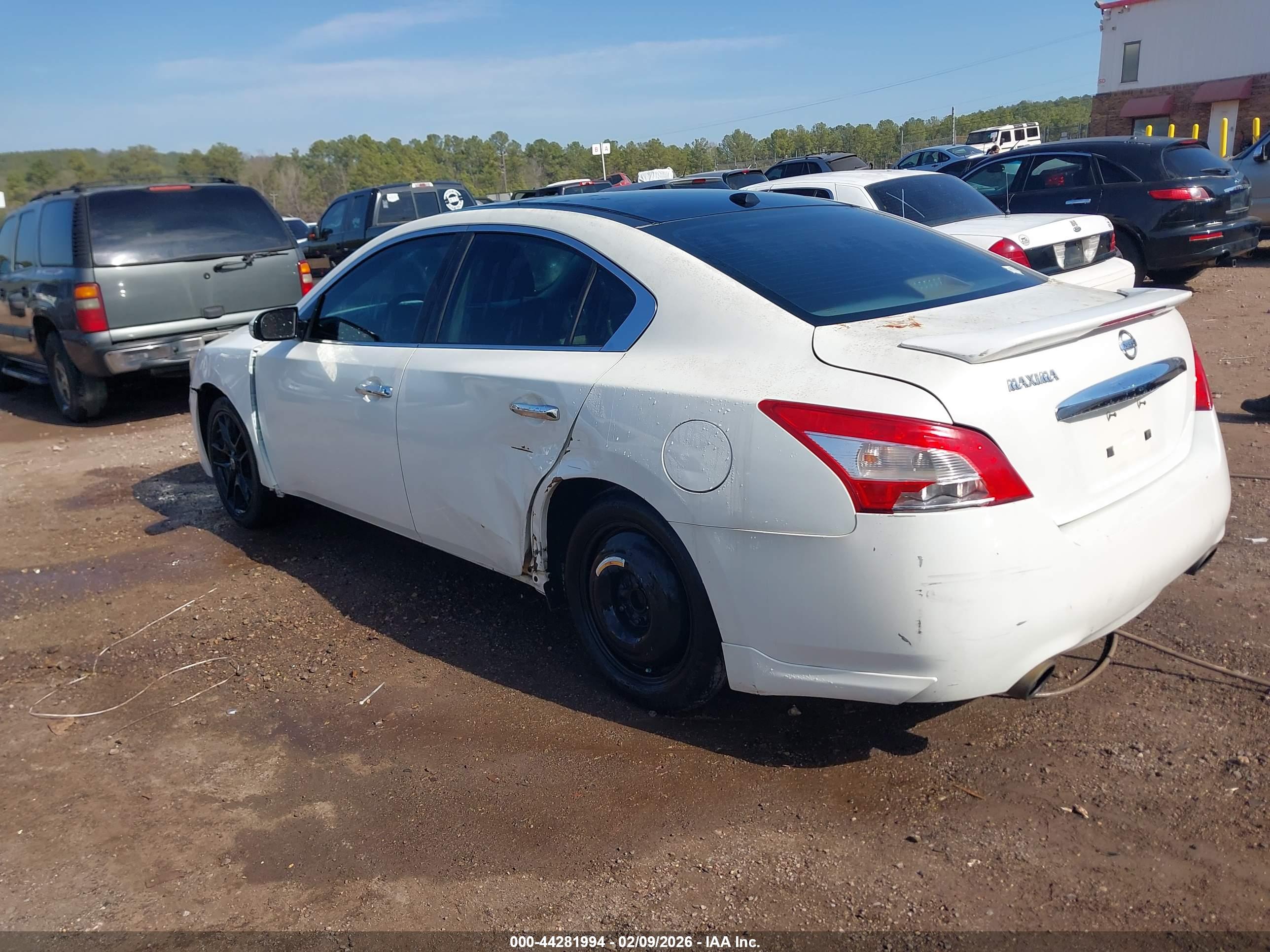 NISSAN MAXIMA image 3