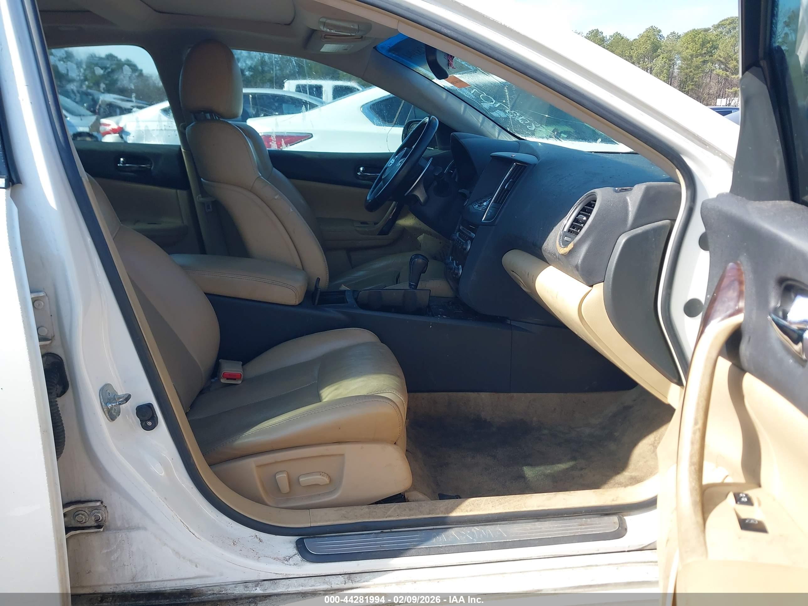 NISSAN MAXIMA image 5