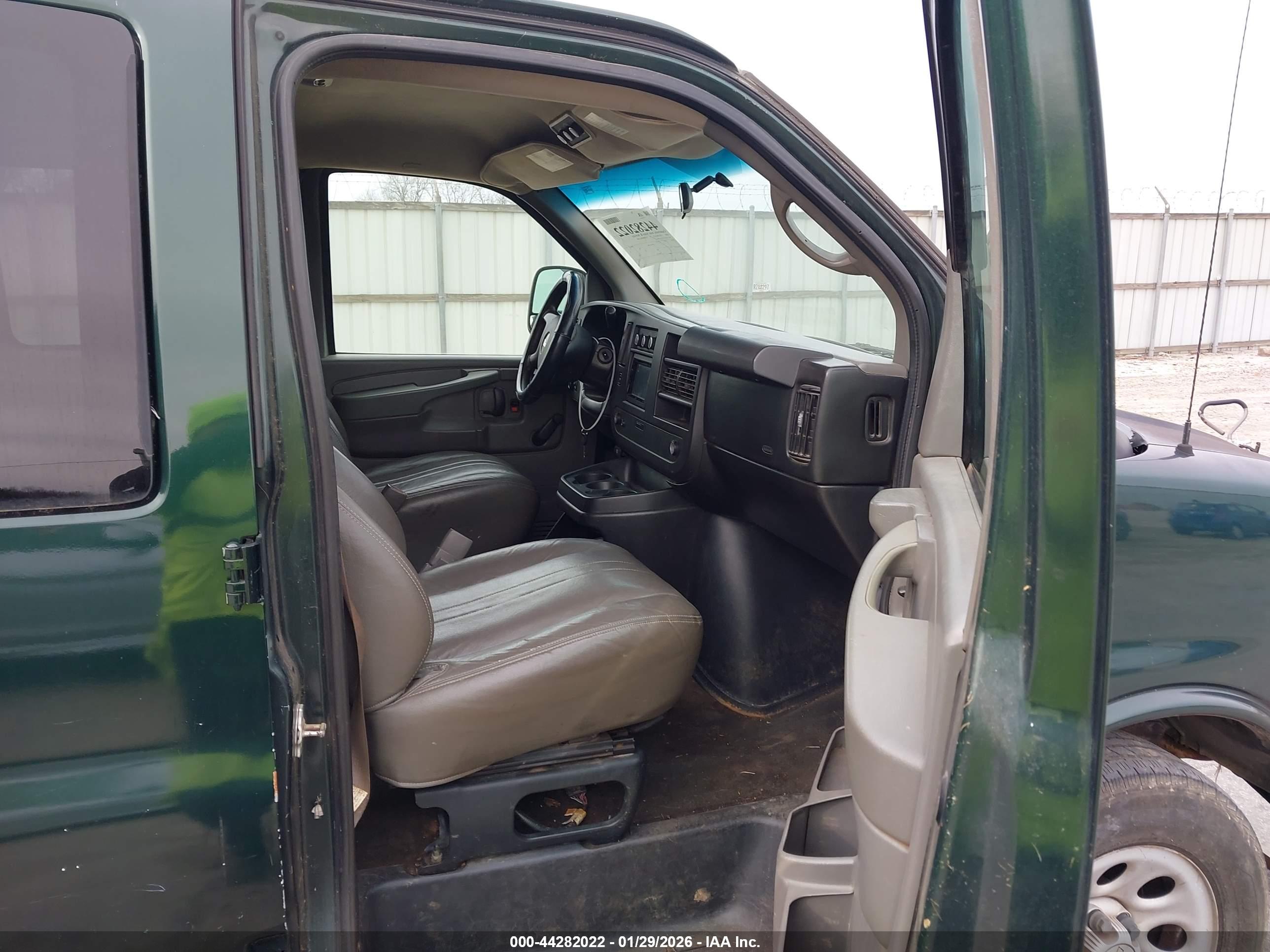 CHEVROLET EXPRESS image 5