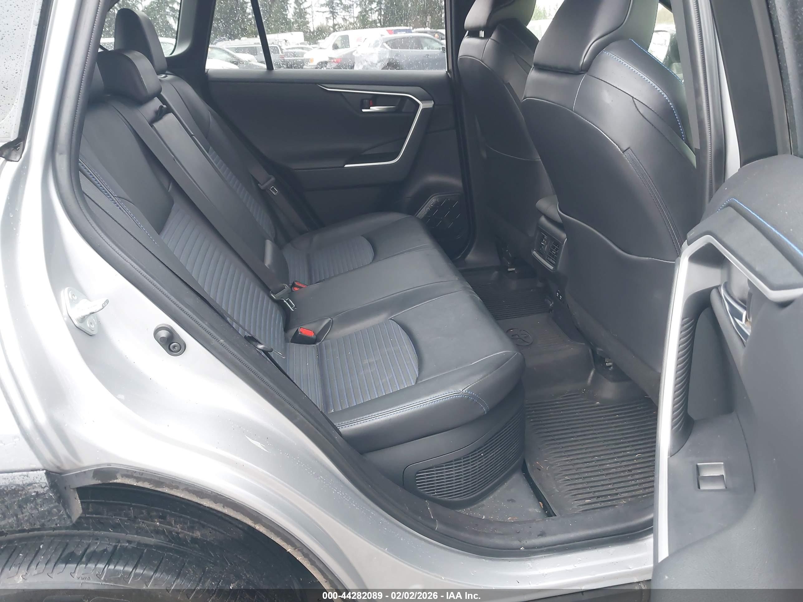 TOYOTA RAV4 image 8