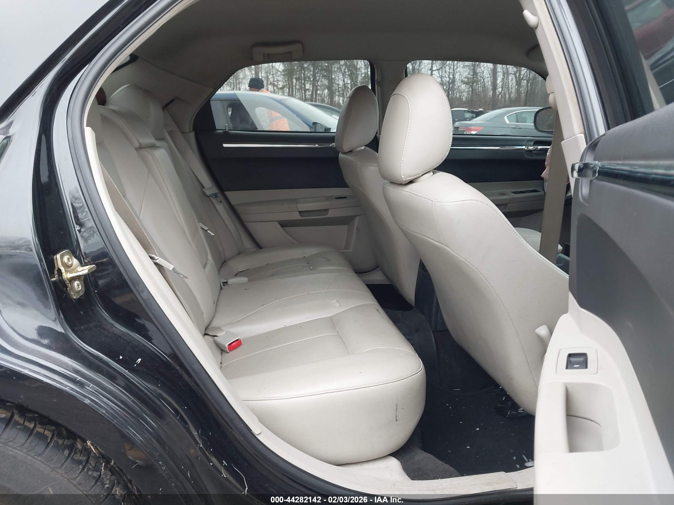 CHRYSLER 300 image 8