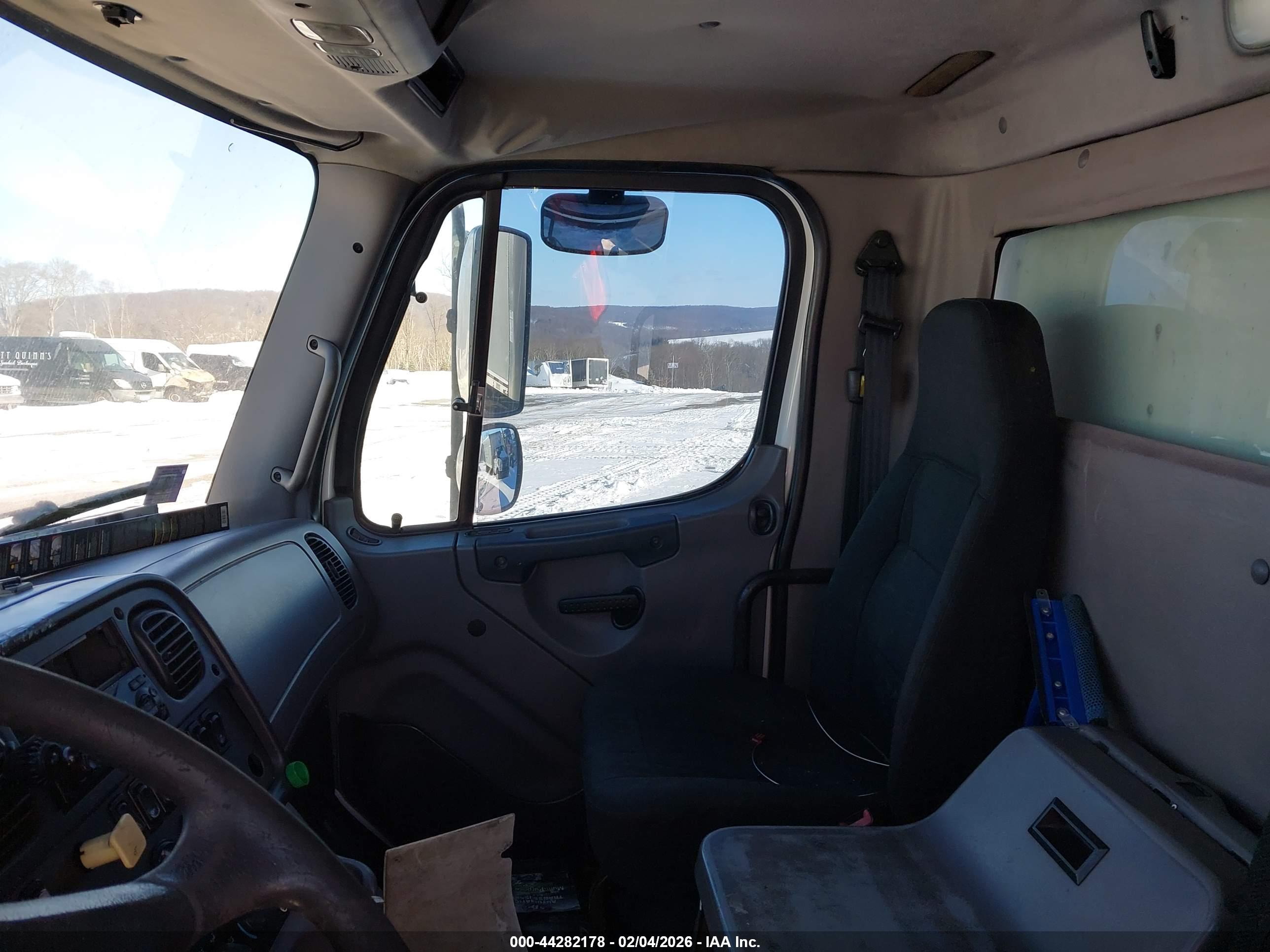 FREIGHTLINER M2 image 7