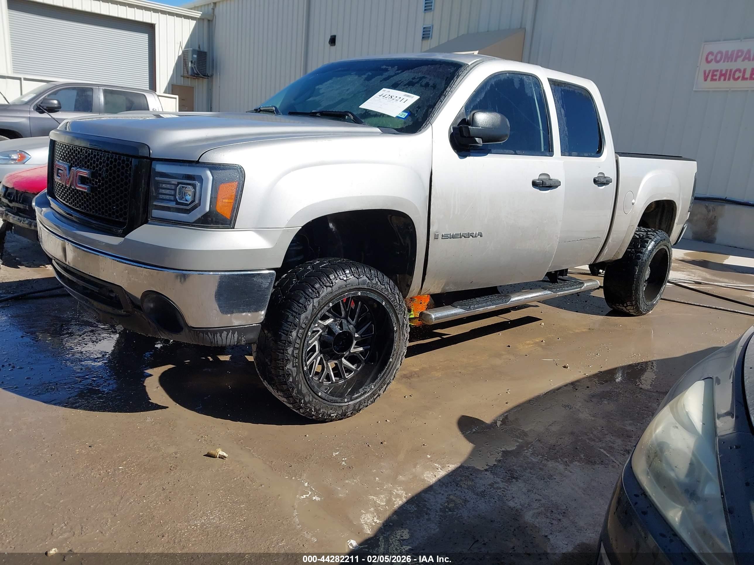 GMC SIERRA image 2