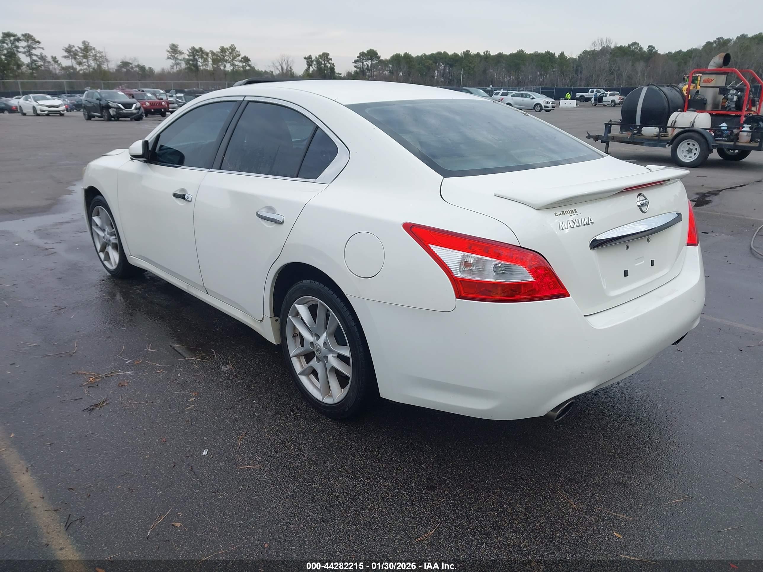 NISSAN MAXIMA image 3