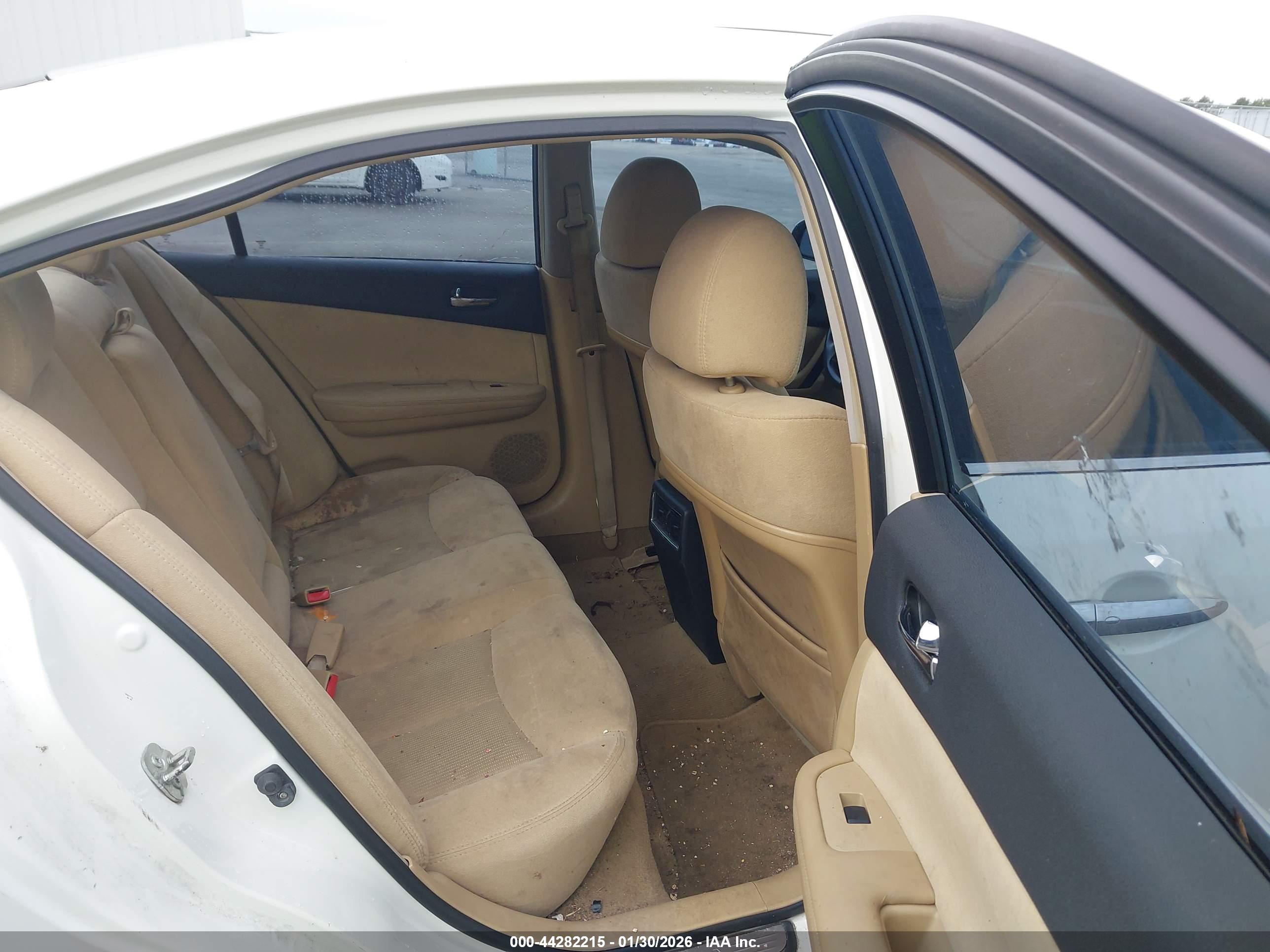 NISSAN MAXIMA image 8