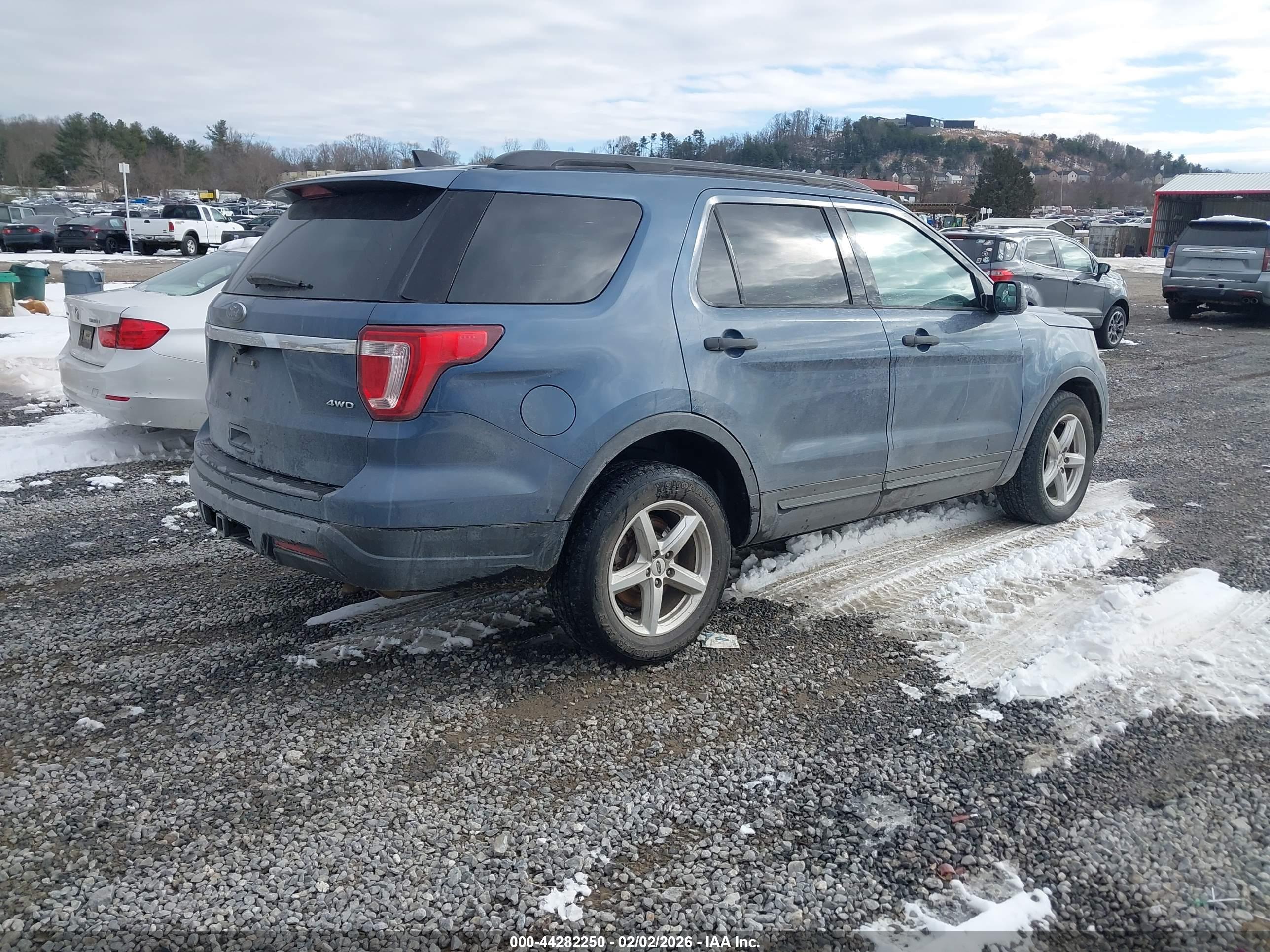 FORD EXPLORER image 4