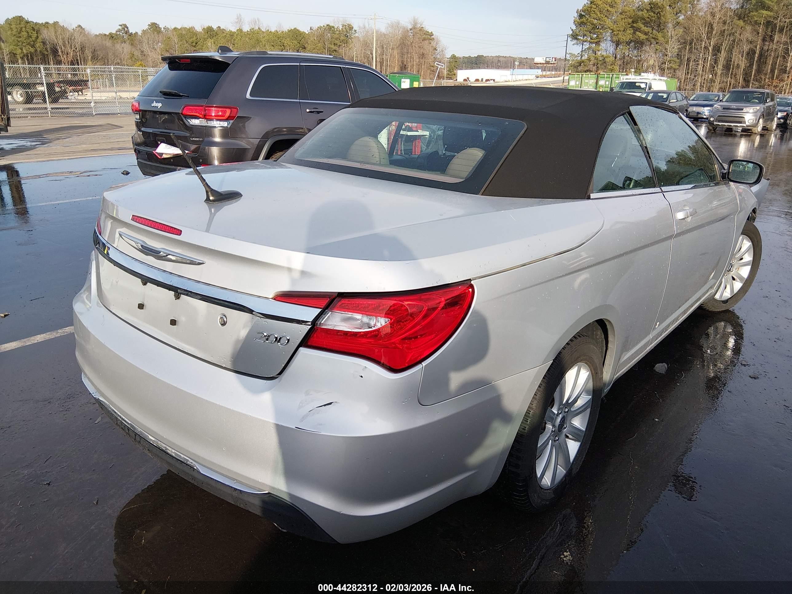 CHRYSLER 200 image 4