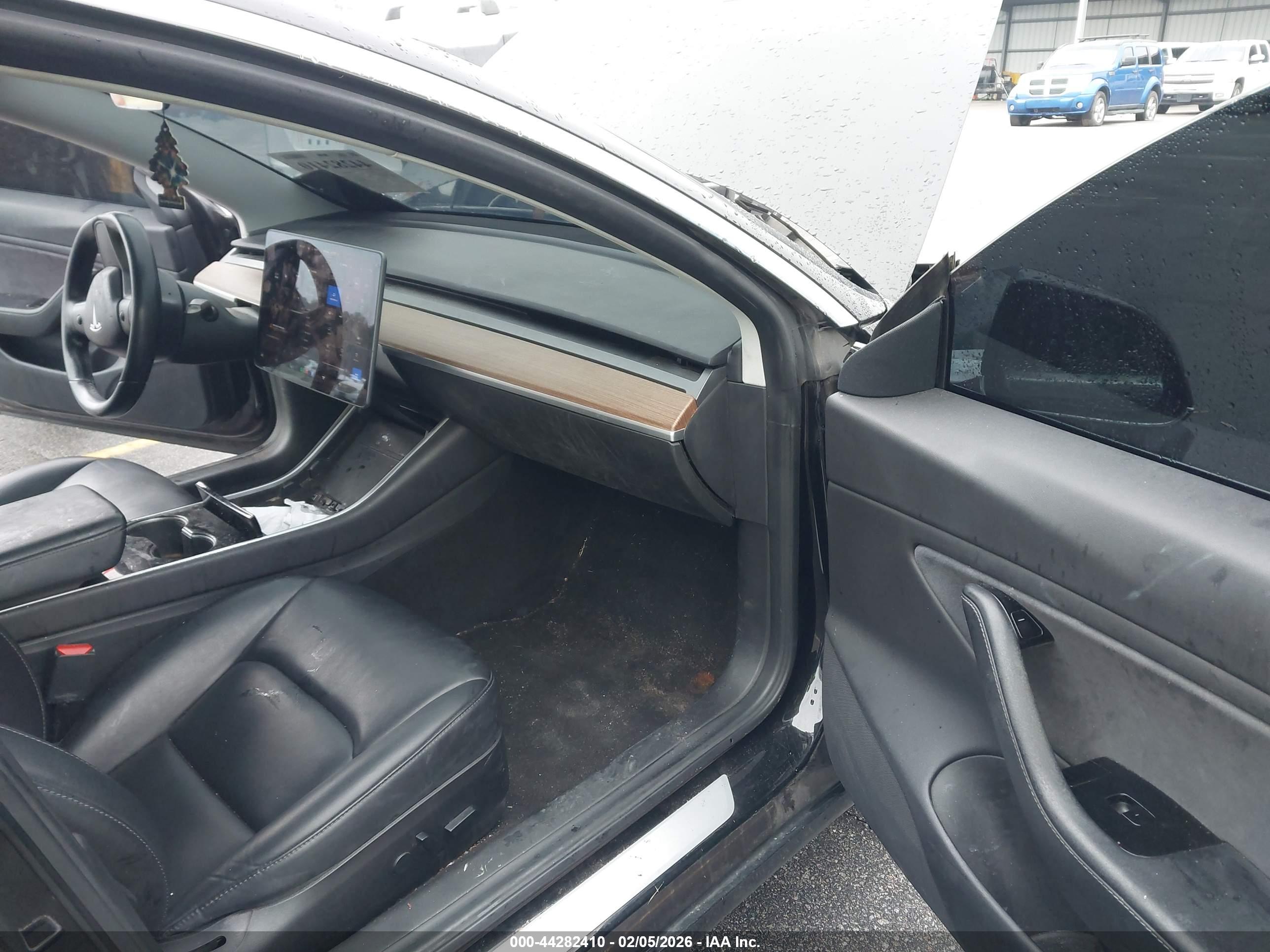 TESLA MODEL image 5