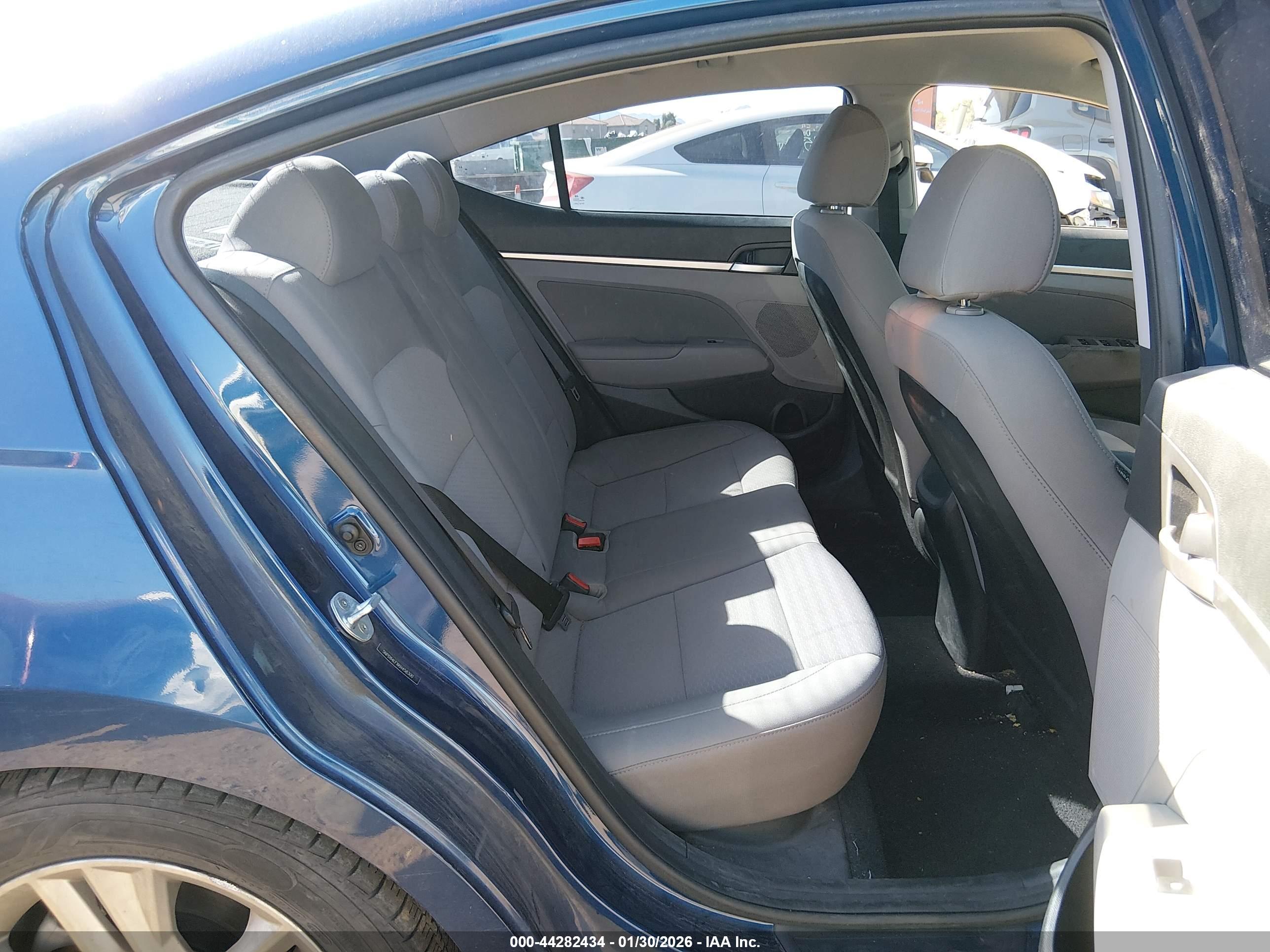 HYUNDAI ELANTRA image 8