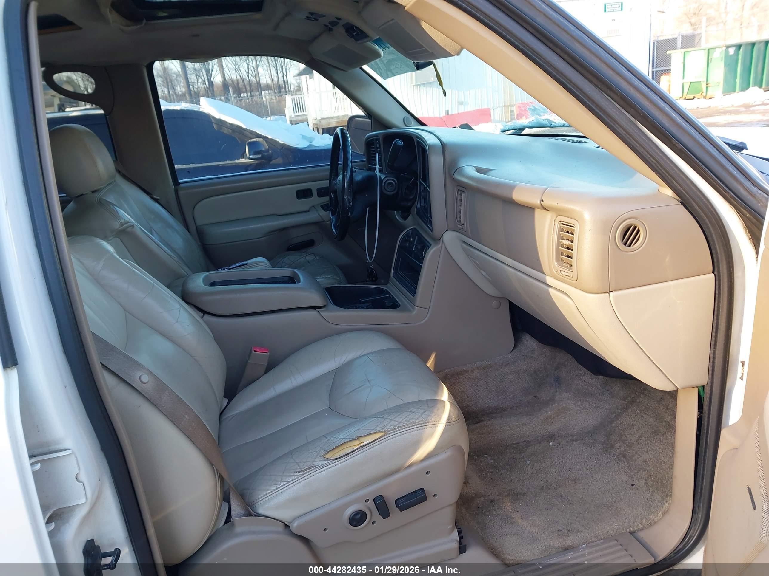CHEVROLET SUBURBAN image 5