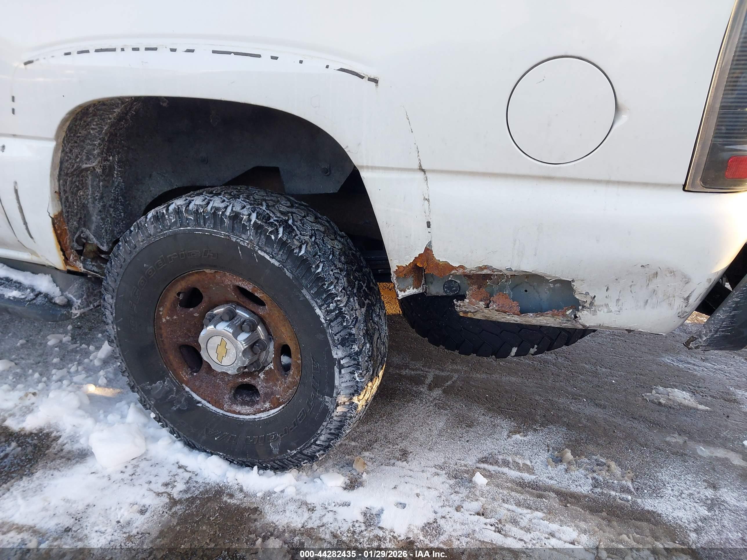CHEVROLET SUBURBAN image 6