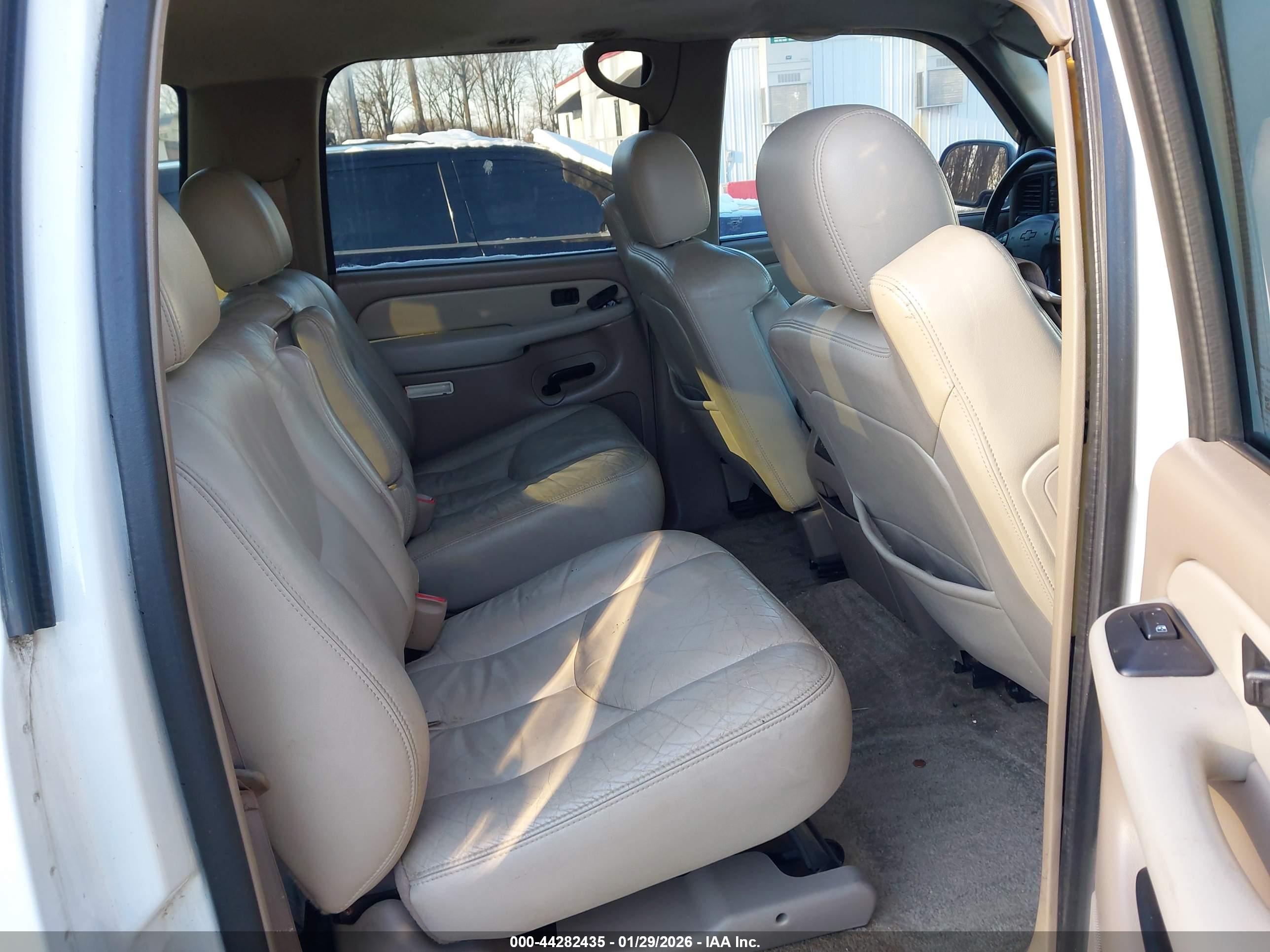 CHEVROLET SUBURBAN image 8
