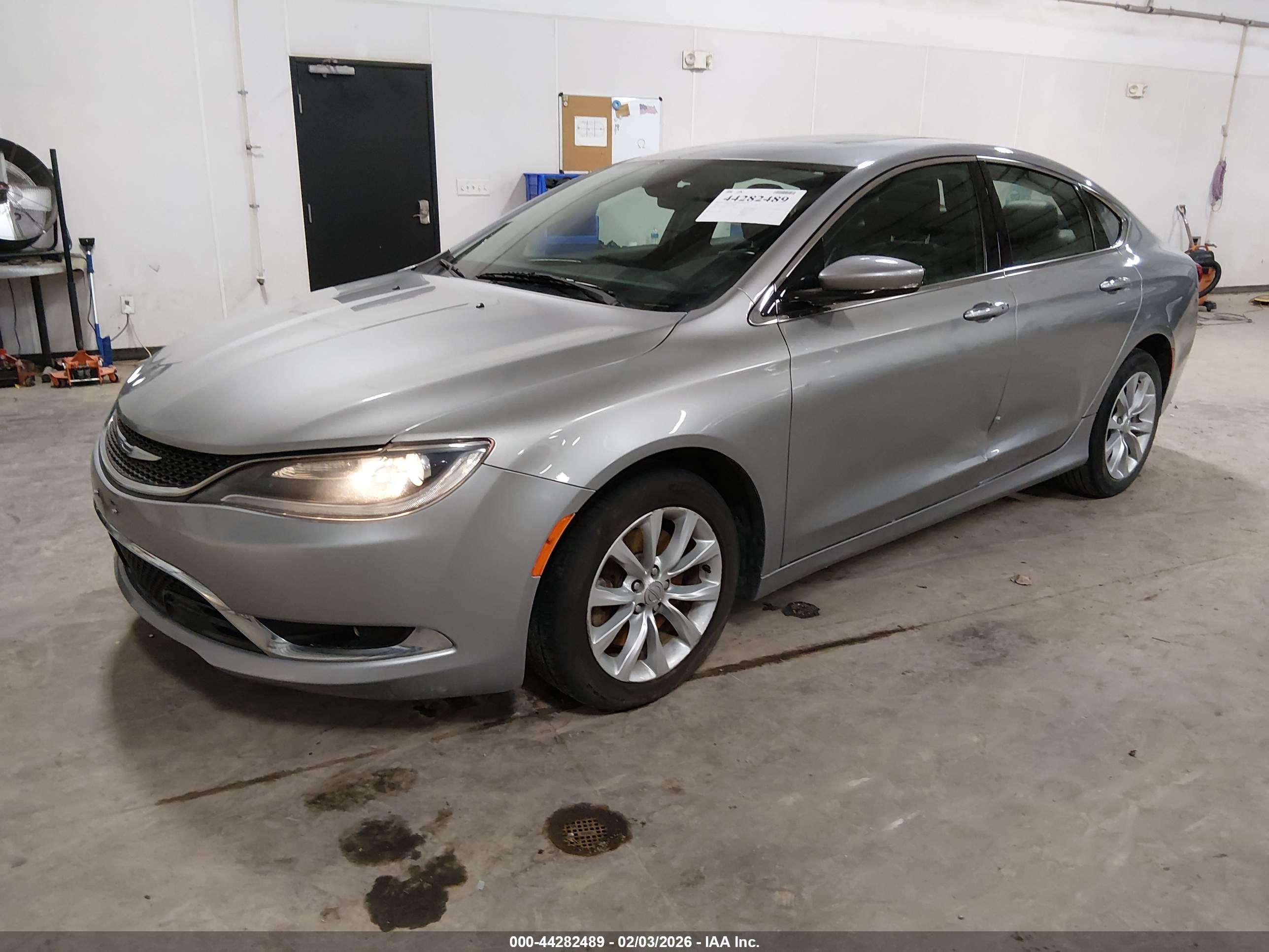 CHRYSLER 200 image 2