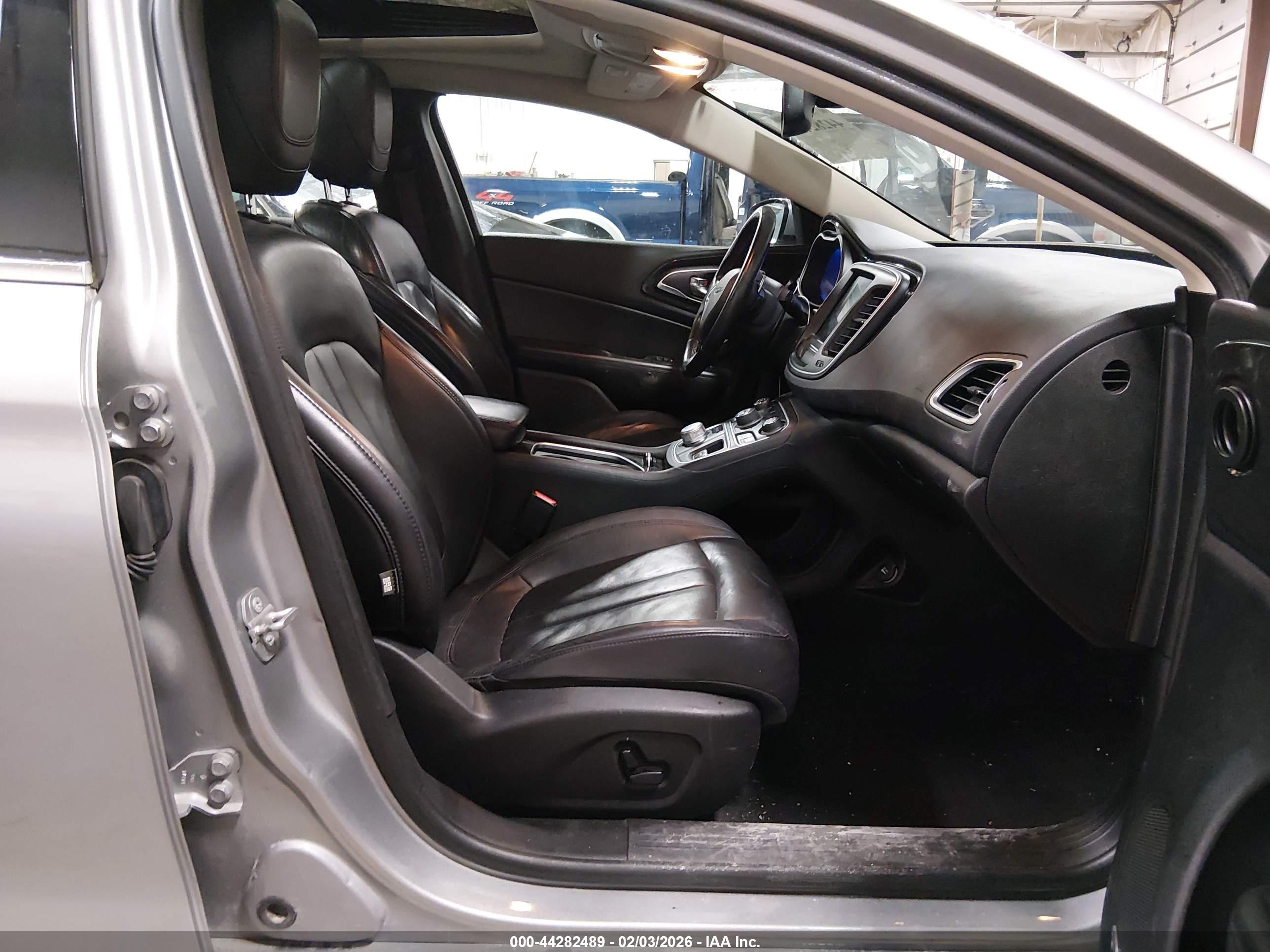 CHRYSLER 200 image 5