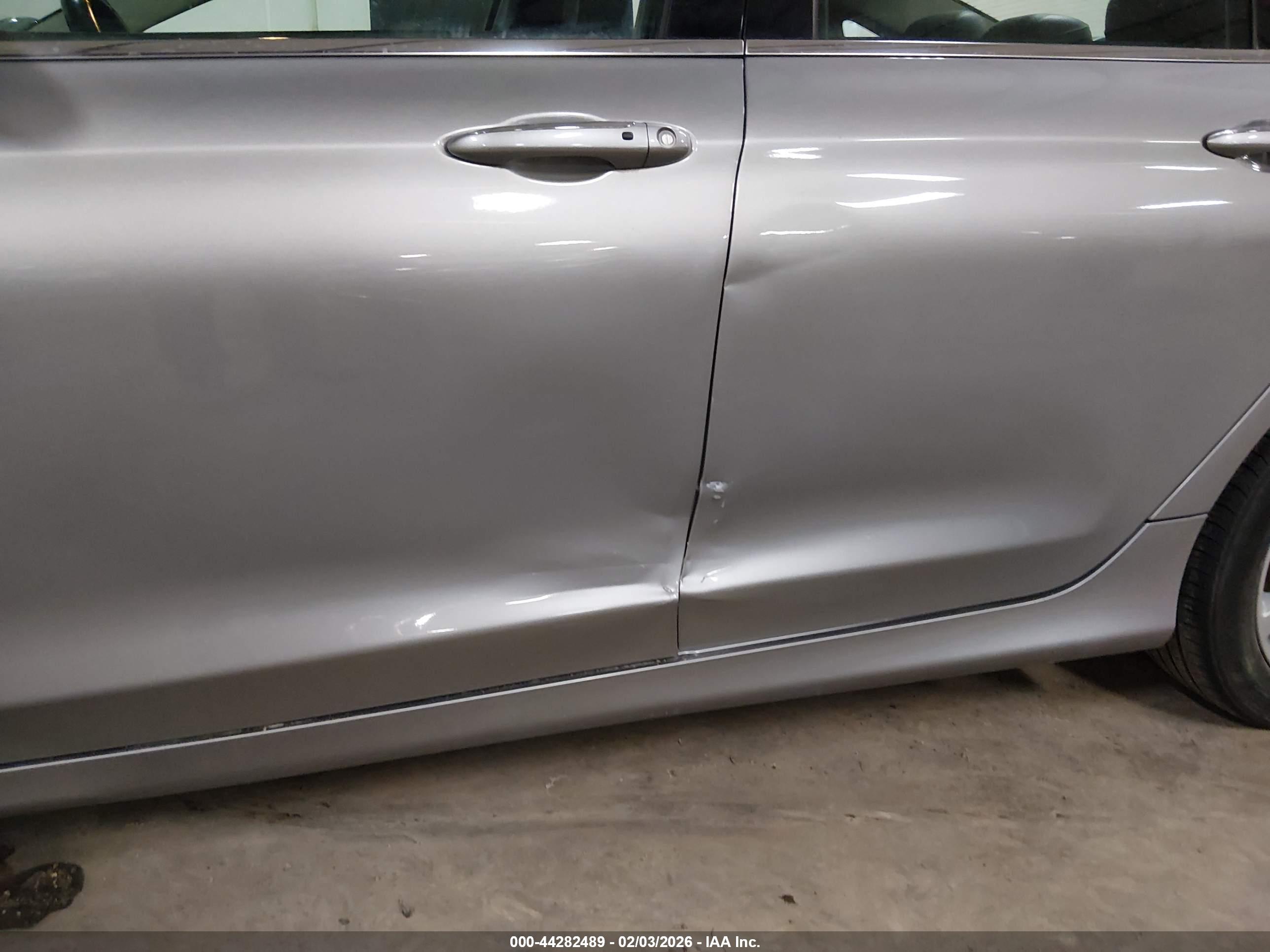CHRYSLER 200 image 6
