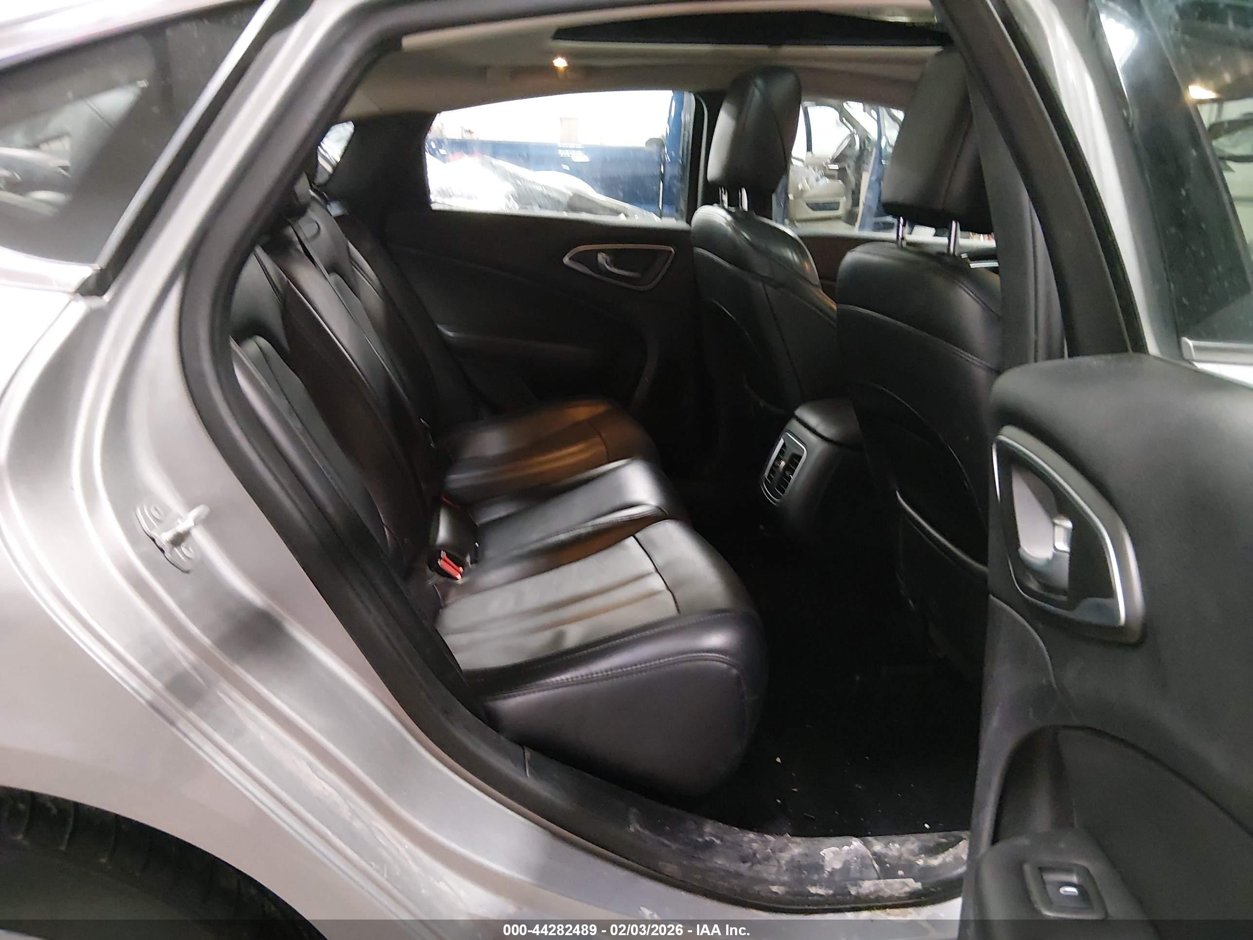 CHRYSLER 200 image 8