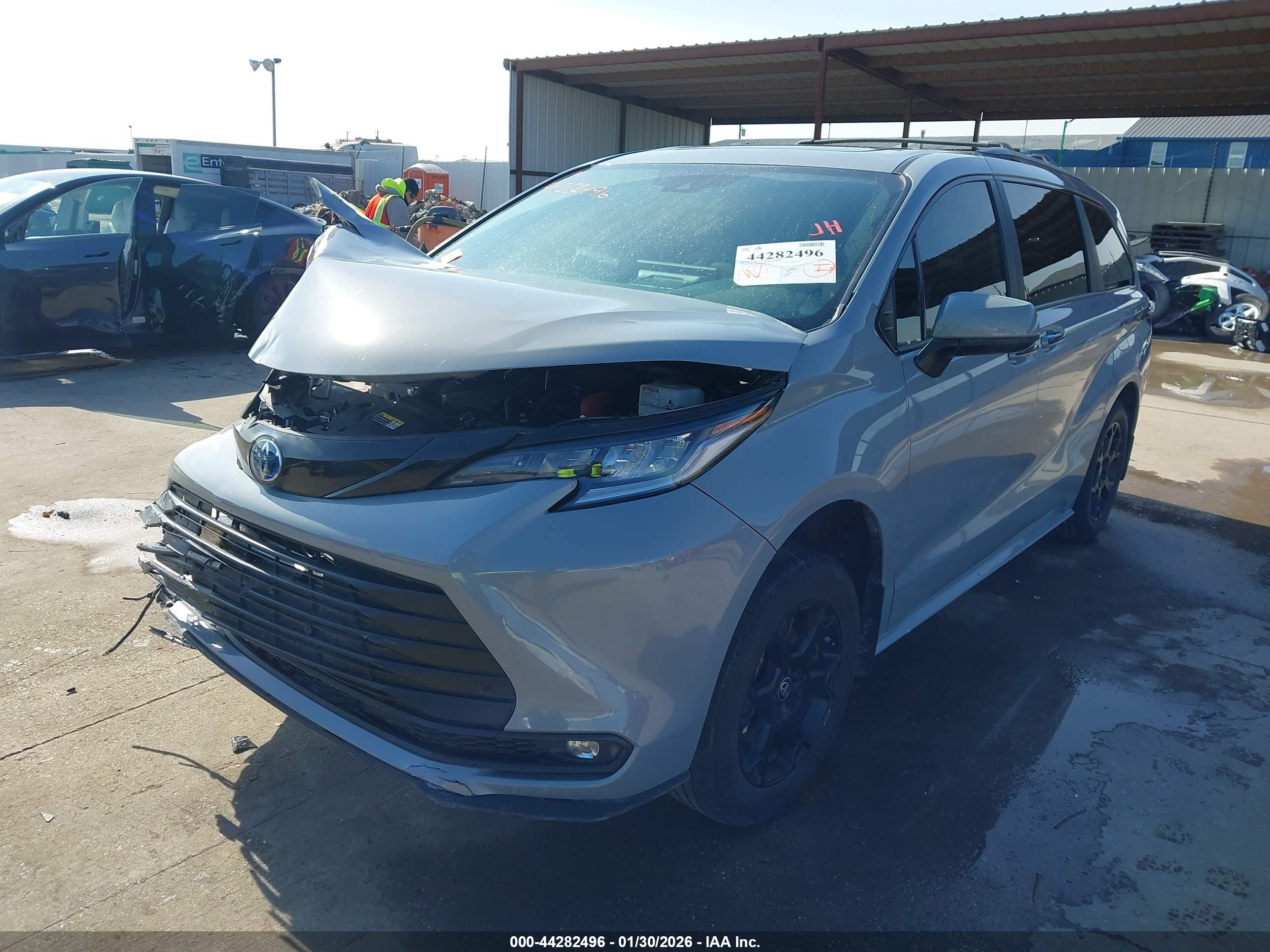 TOYOTA SIENNA image 2