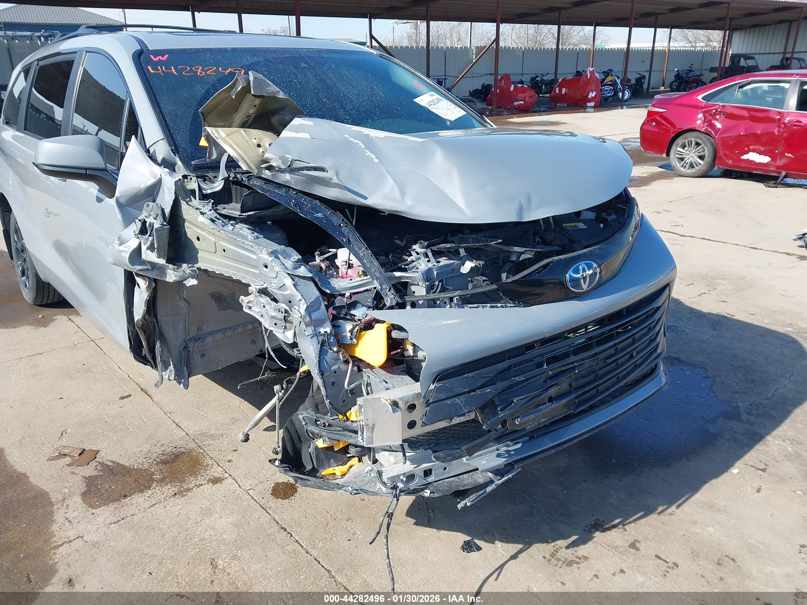 TOYOTA SIENNA image 6