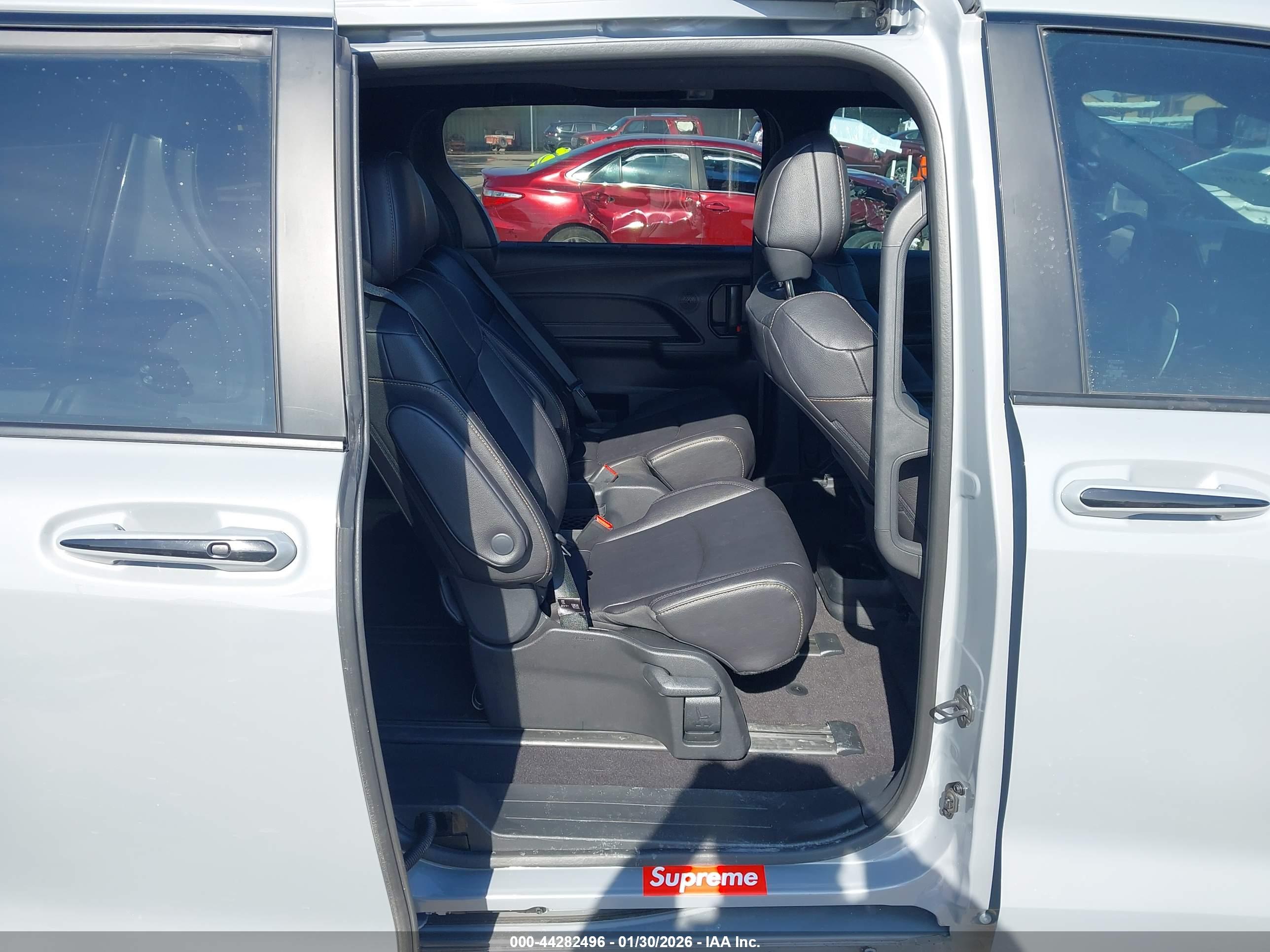 TOYOTA SIENNA image 8