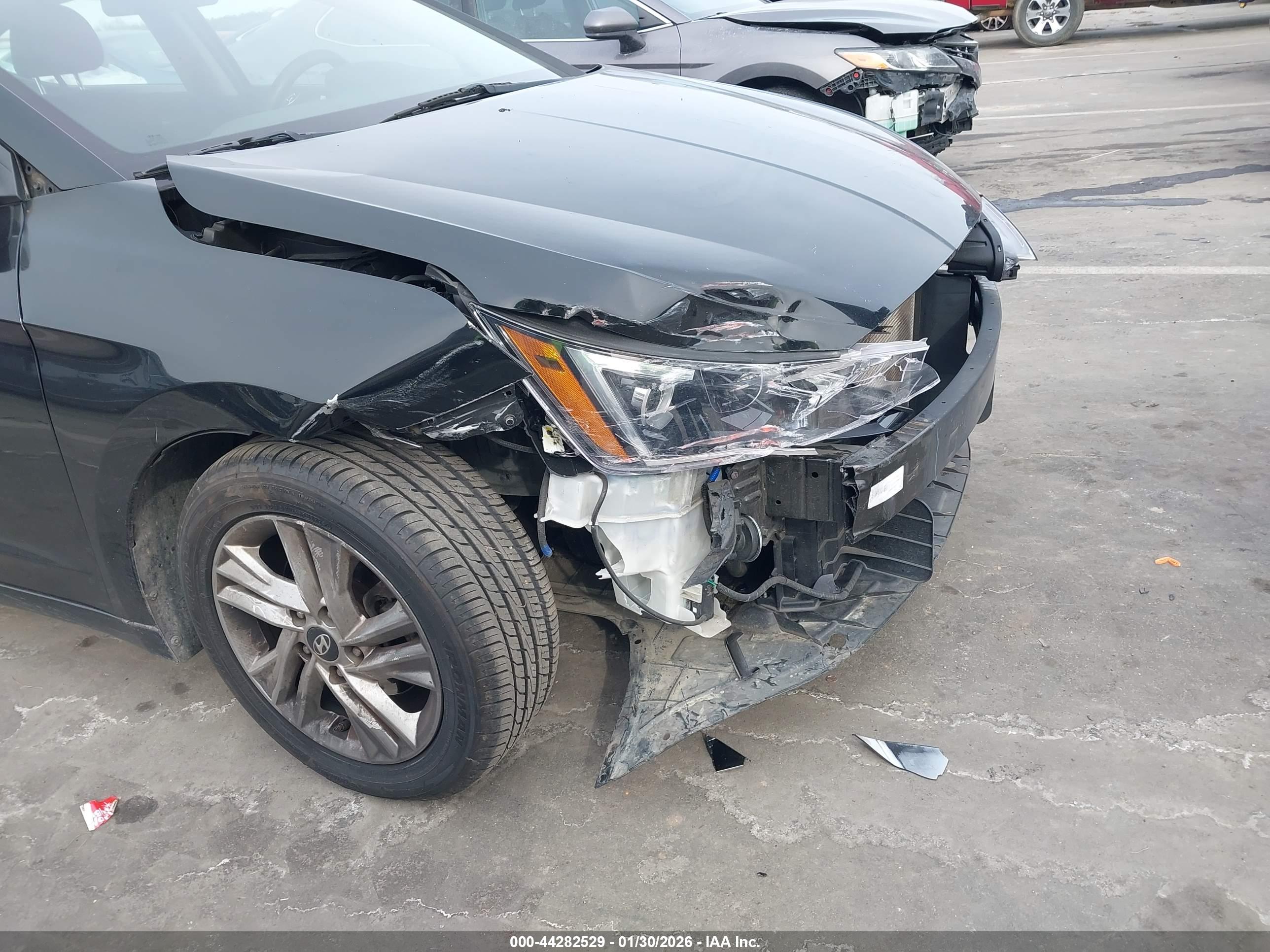 HYUNDAI ELANTRA image 6