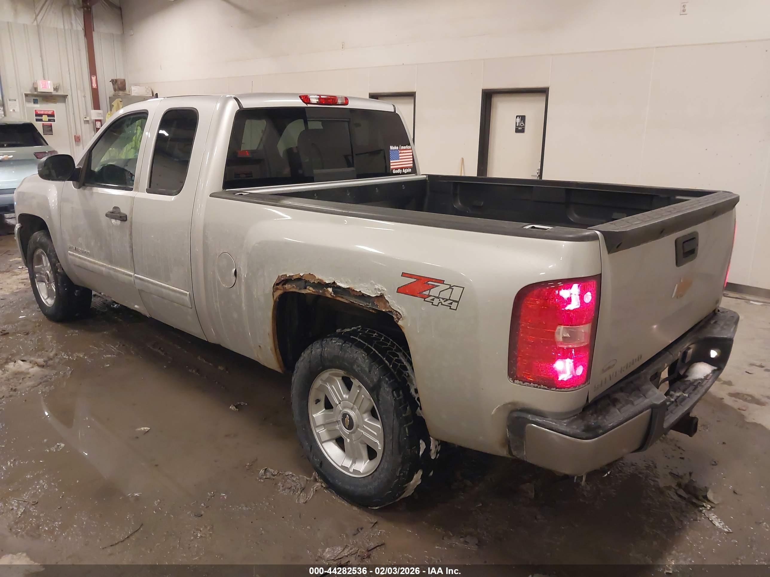 CHEVROLET SILVERADO image 3