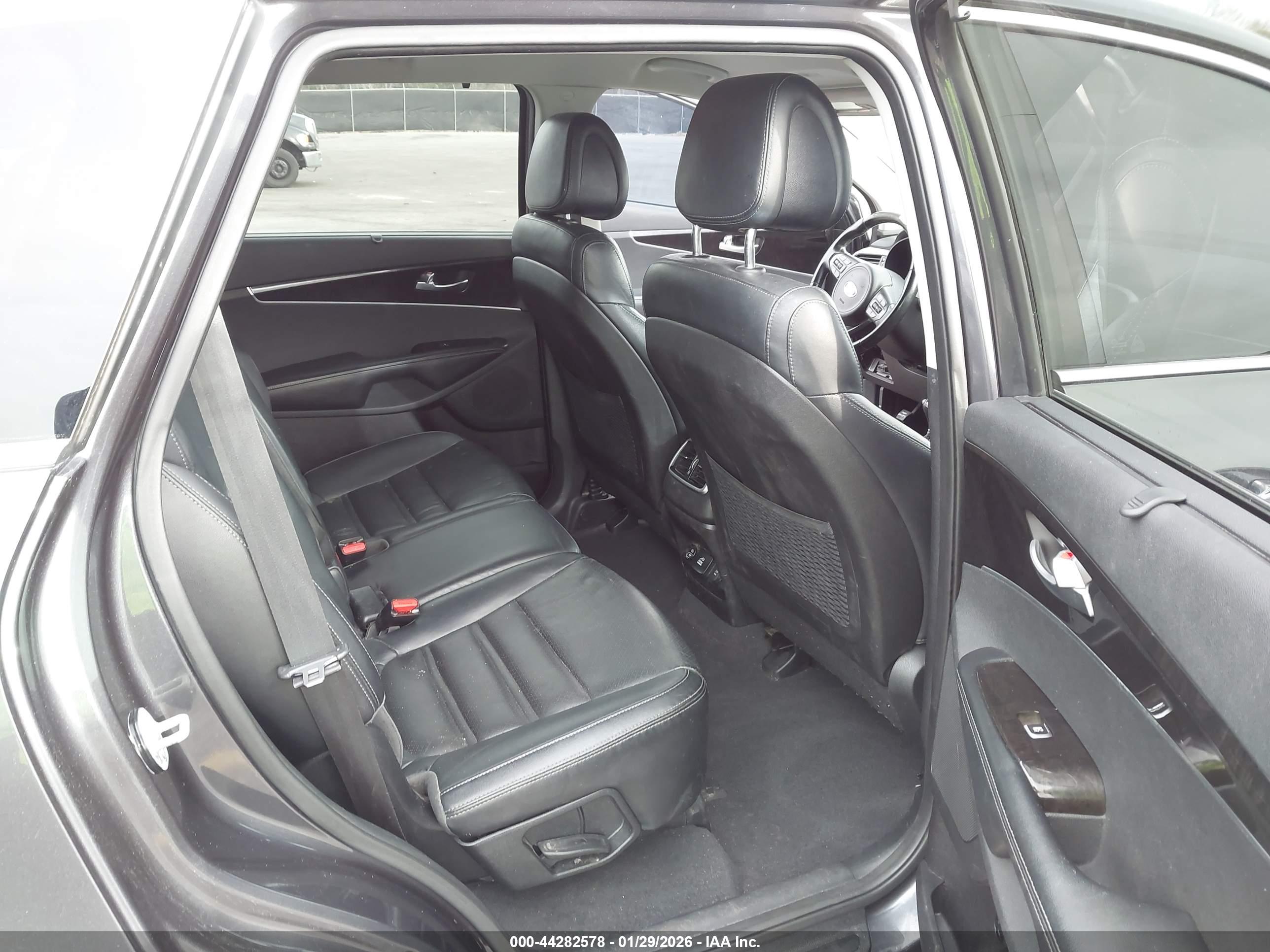 KIA SORENTO image 8