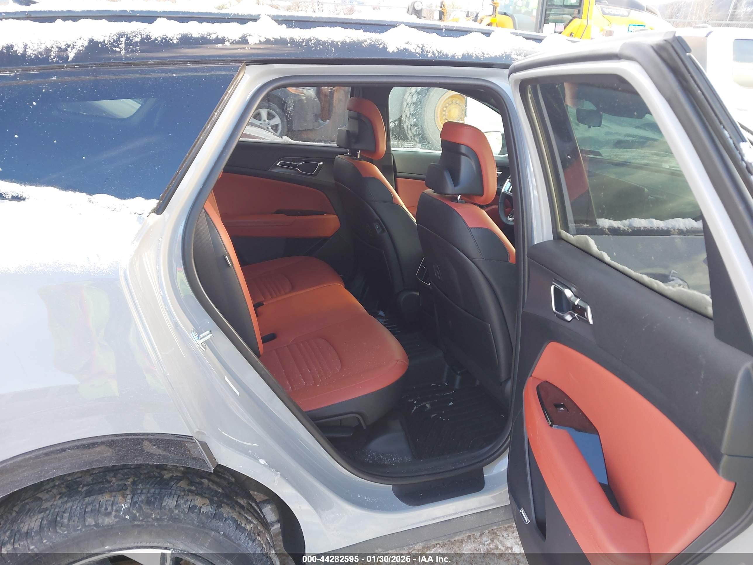 KIA SPORTAGE image 8